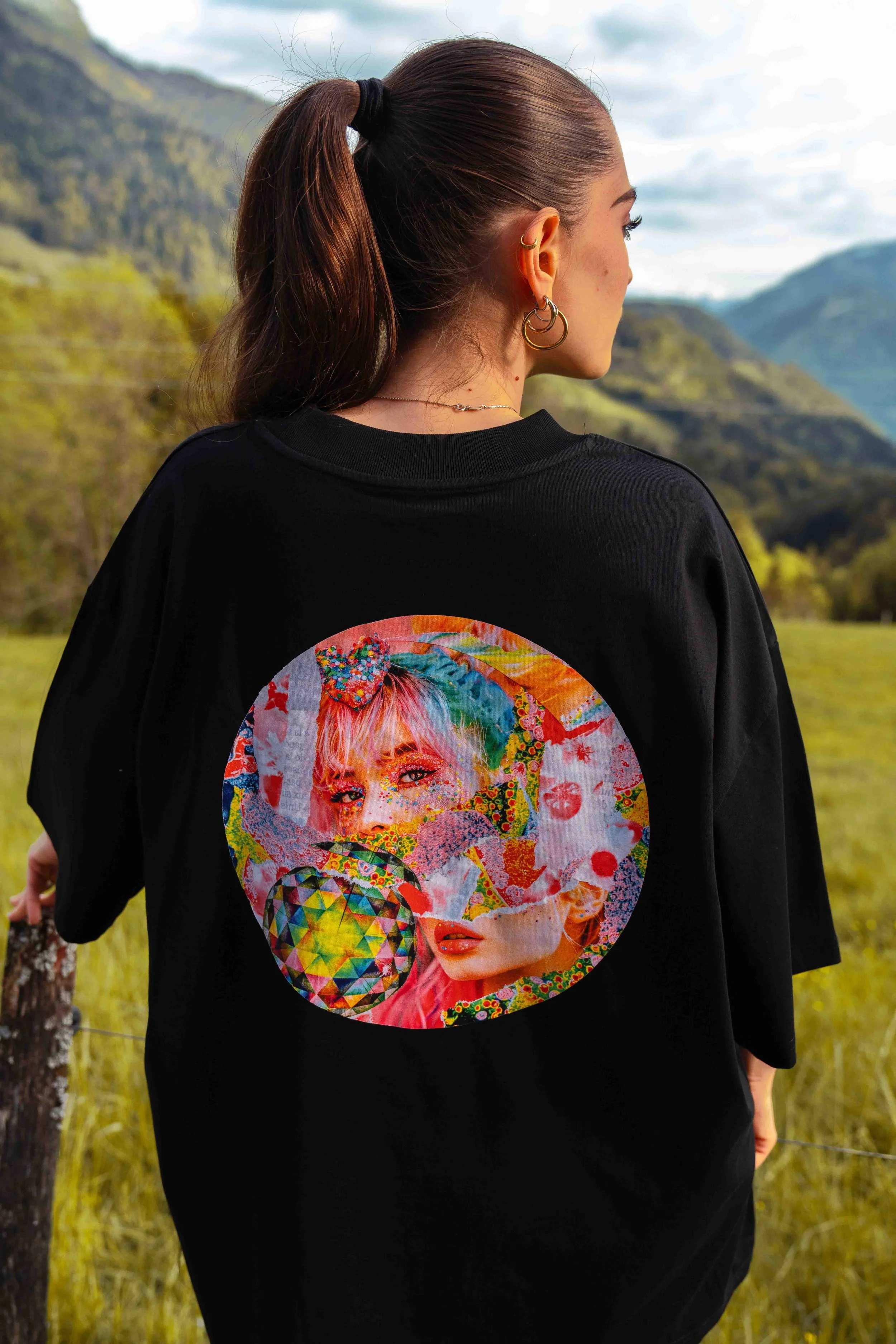 T-shirt oversize noir avec motif rose imprimé au dos, porté de dos