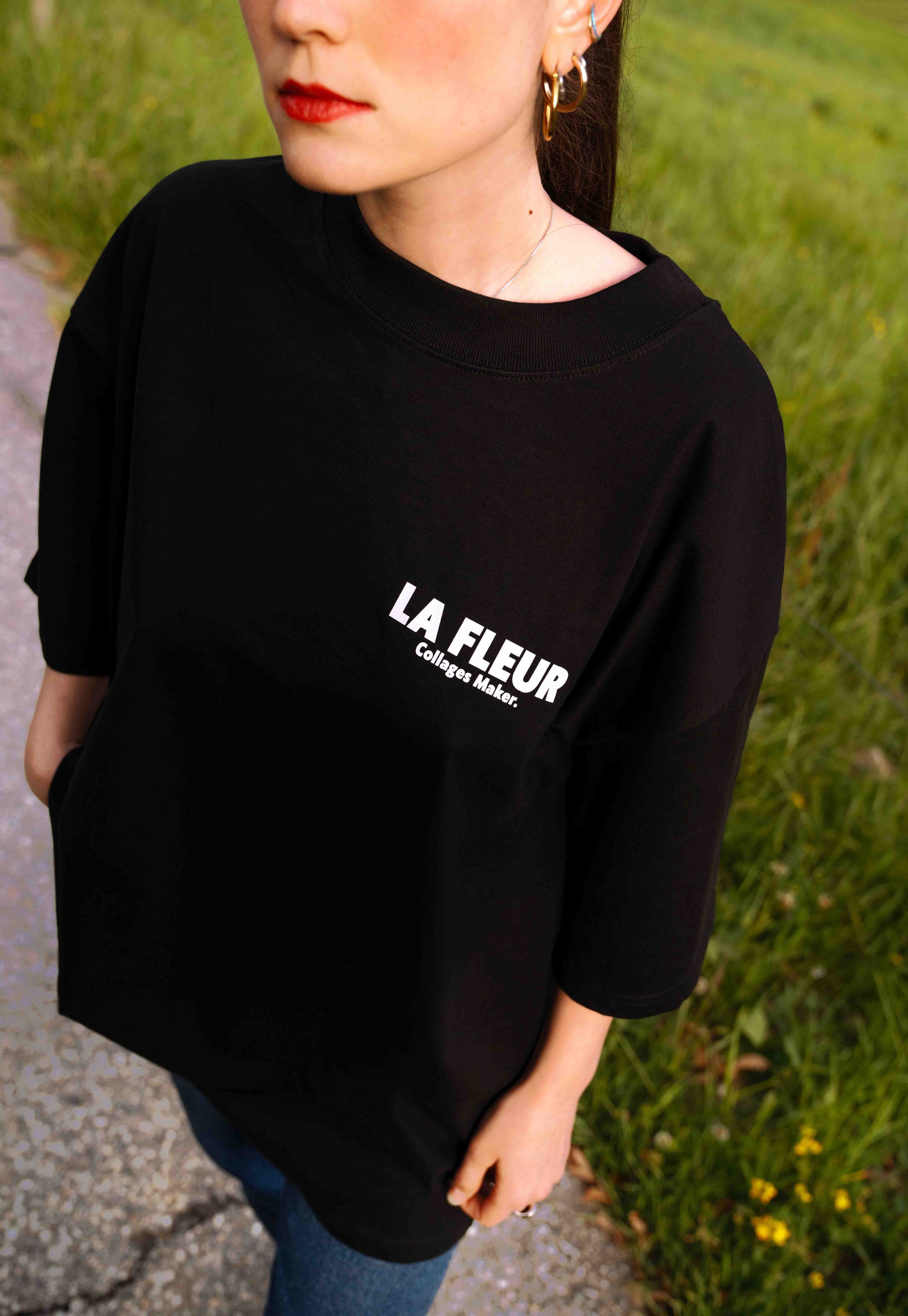 T-shirt oversize noir avec logo imprimé sur la poitrine, porté de face.