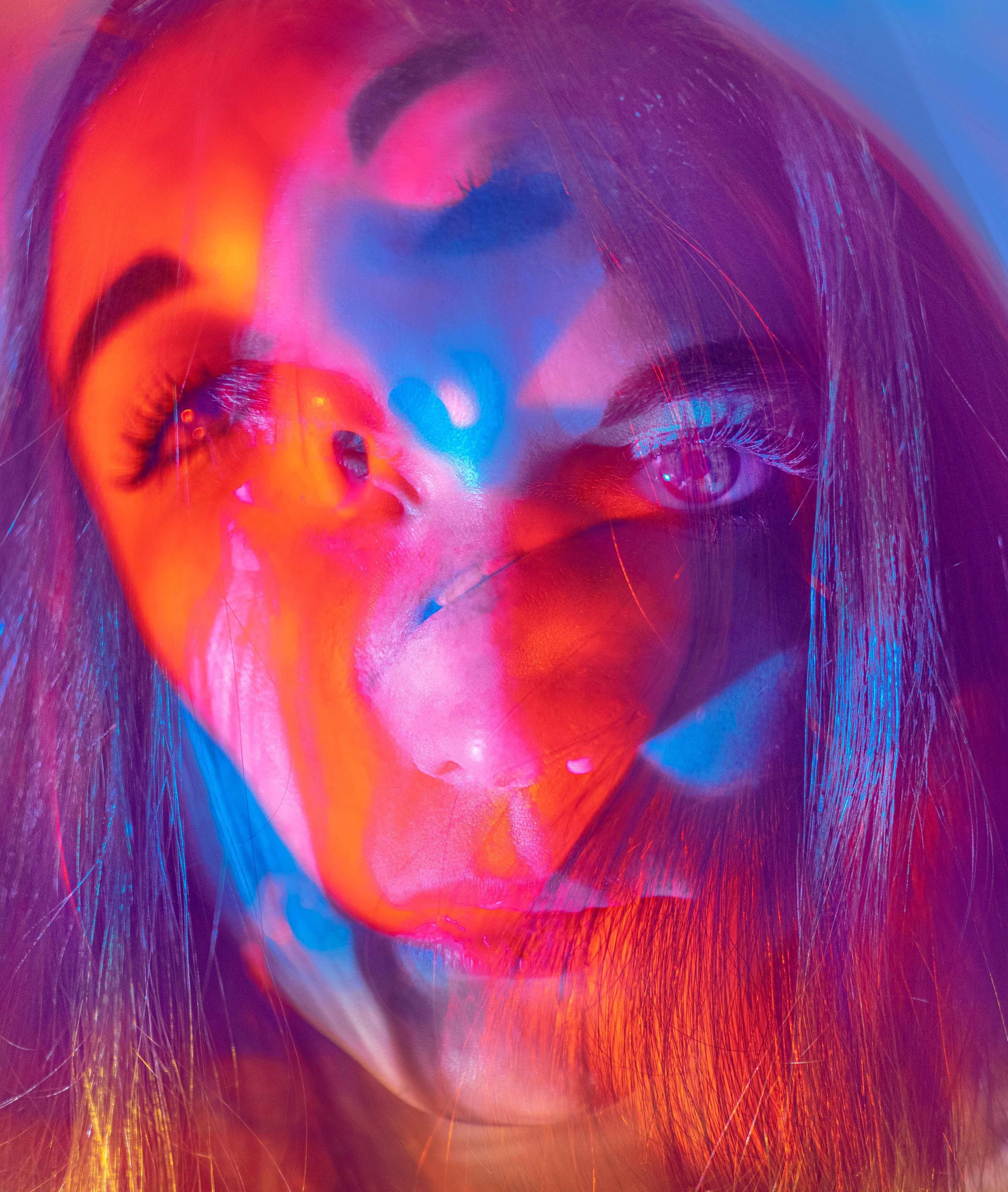 Double exposition colorée de Capucine Lambrey, reflet de son univers artistique, lien vers la page À propos.