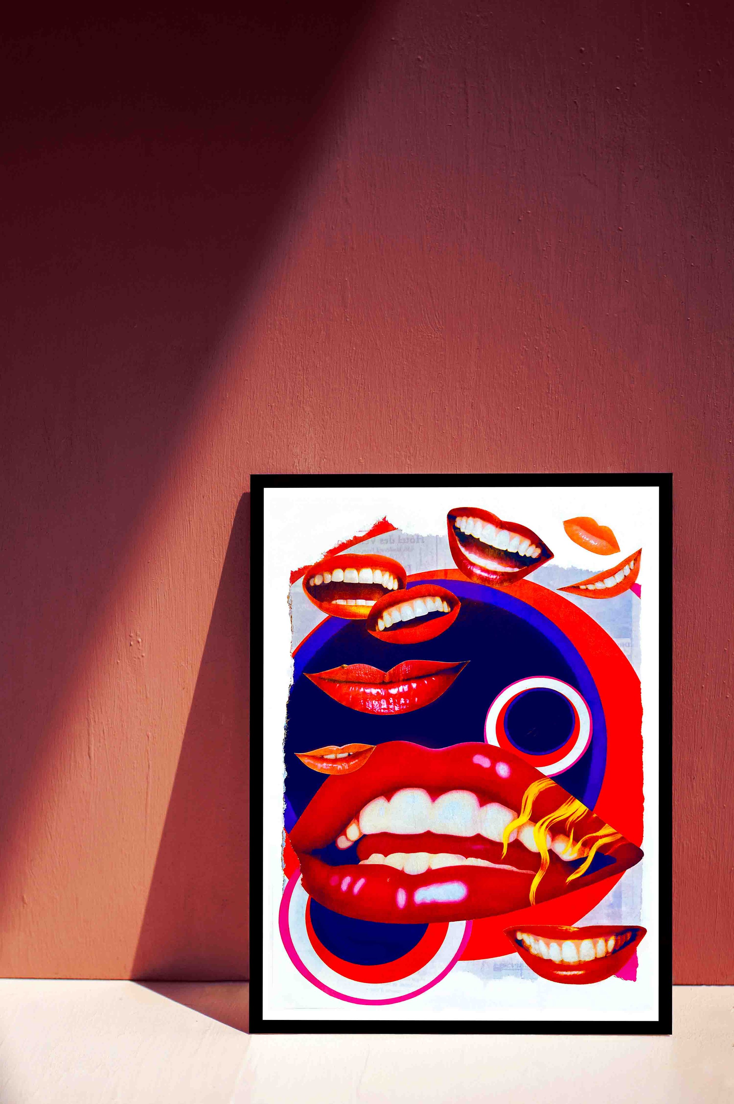 Collage pop art de bouches colorées encadré, œuvre artistique graphique prête à être accrochée.