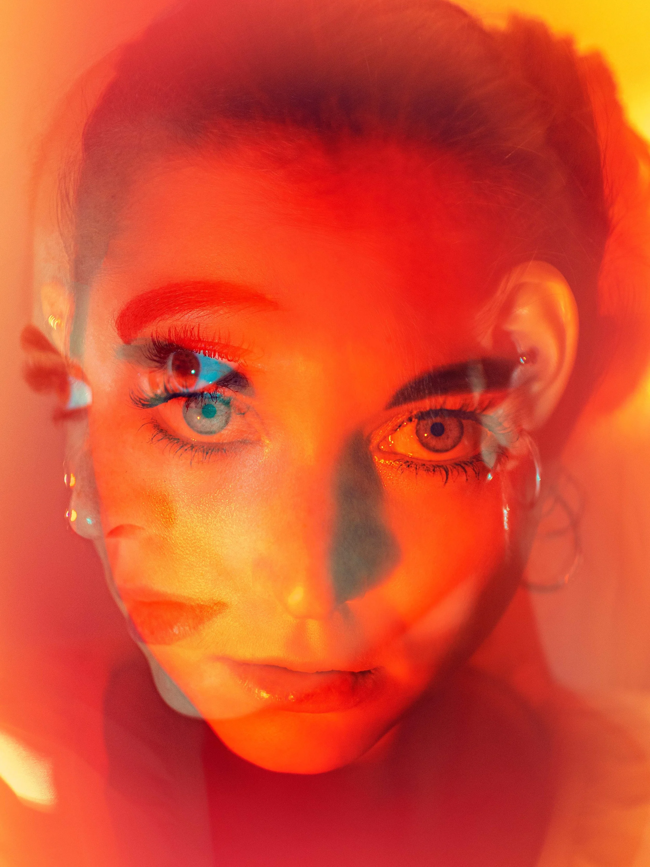 Autoportrait coloré en double exposition de Capucine Lambrey, invitant à découvrir son univers artistique.