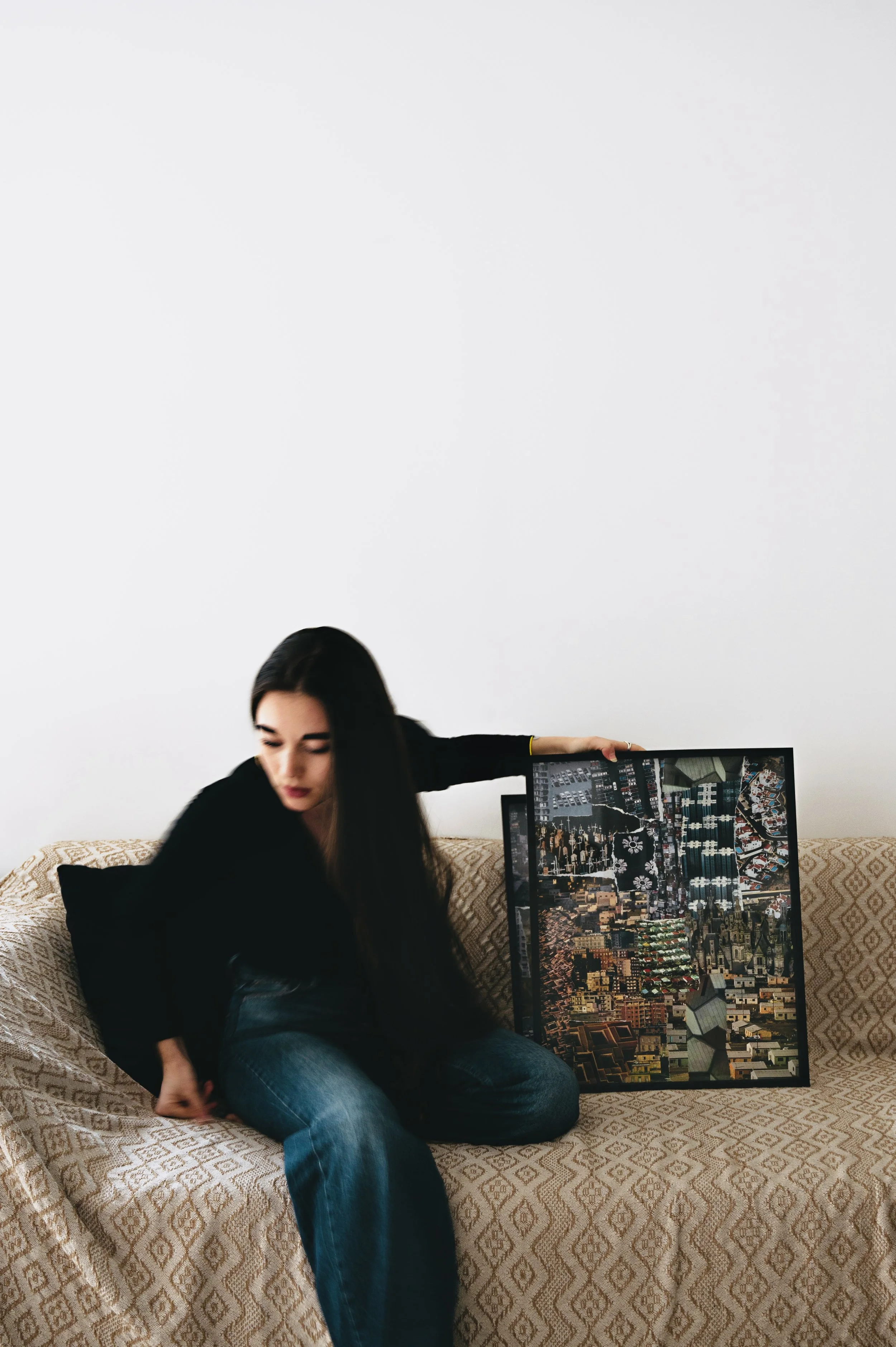 Capucine Lambrey présentant un collage contemporain encadré, illustrant sa démarche artistique.