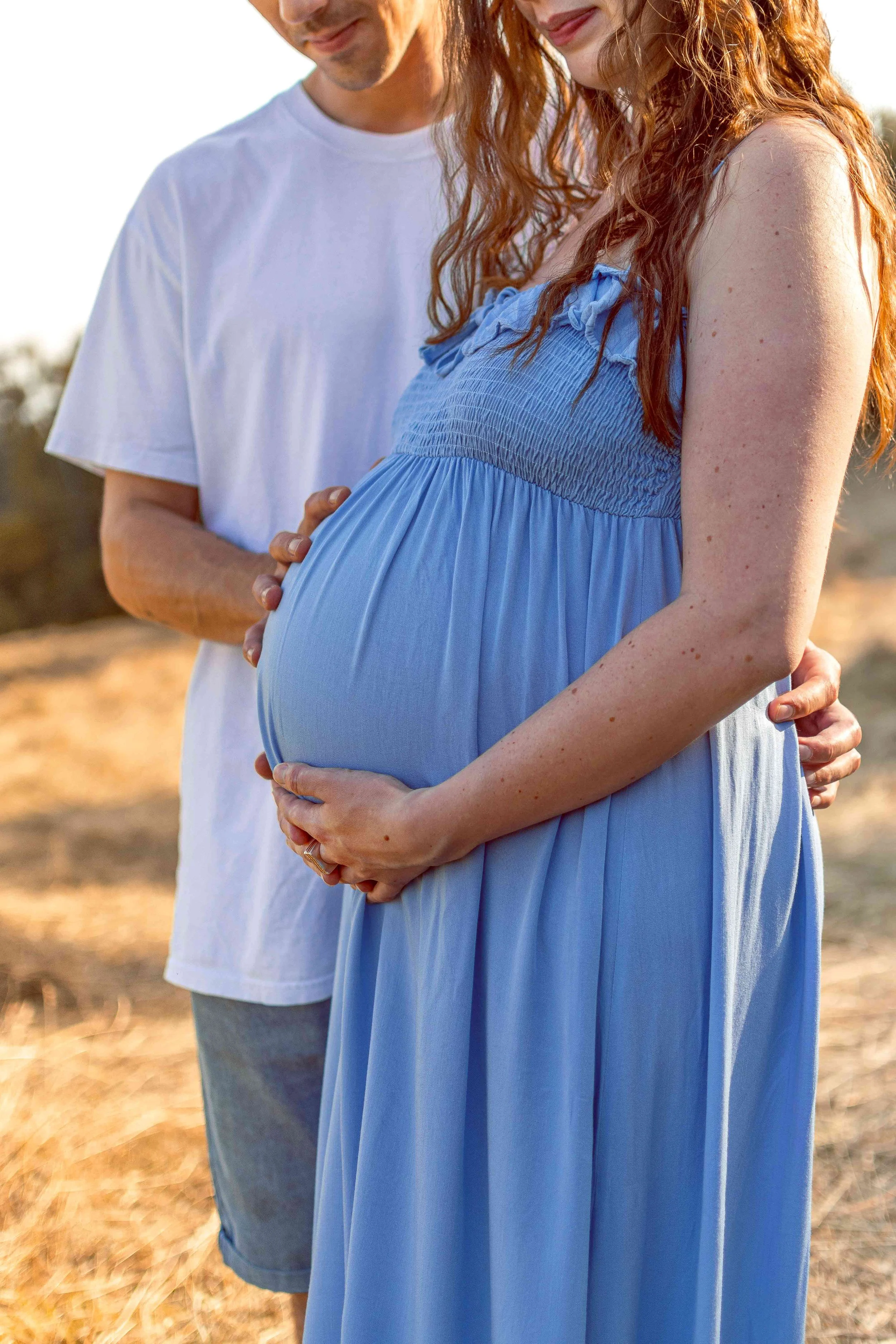 Couple photographié pendant l’heureux évènement d’une grossesse, prestation photographique Célébration de Capucine Lambrey.
