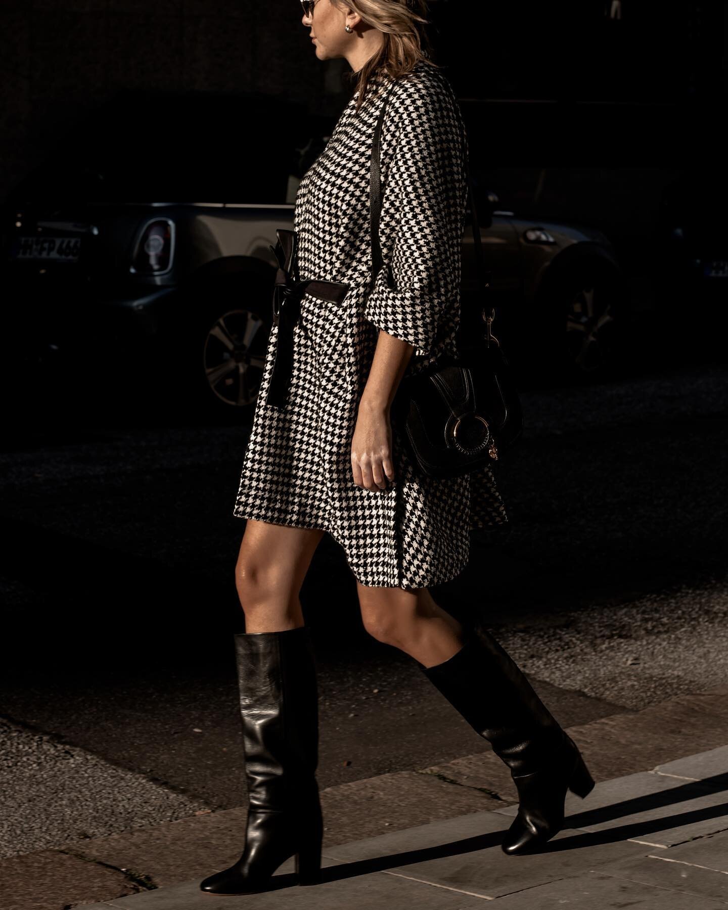 Always looking for the bright side! 
Ad/brands tagged
&bull;
&bull;
#ootd #brightsideoflife #streetstyle #fashion #blackandwhite #autumn #fall #fallfashion #boots