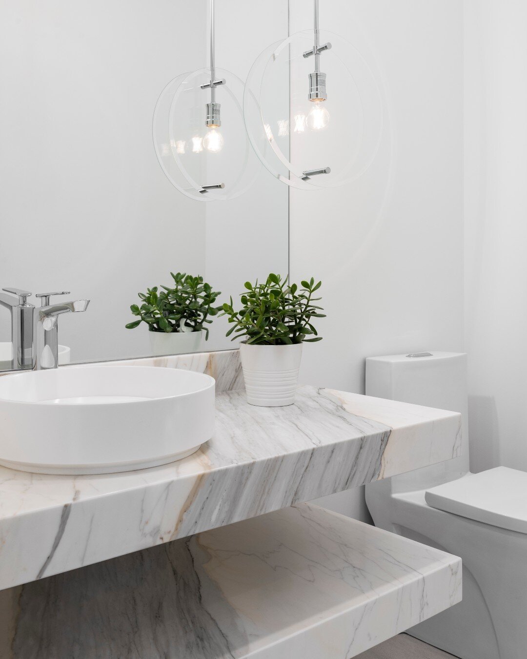 We are in love with this beautiful powder room, featuring our favourite Natrual Calacutta Marble slab - #elegancemarble #calacuttamarble #ciot #powderroom #designideas @rzinteriors_ @ciot.toronto #torontoconstruction #torontonewhomes