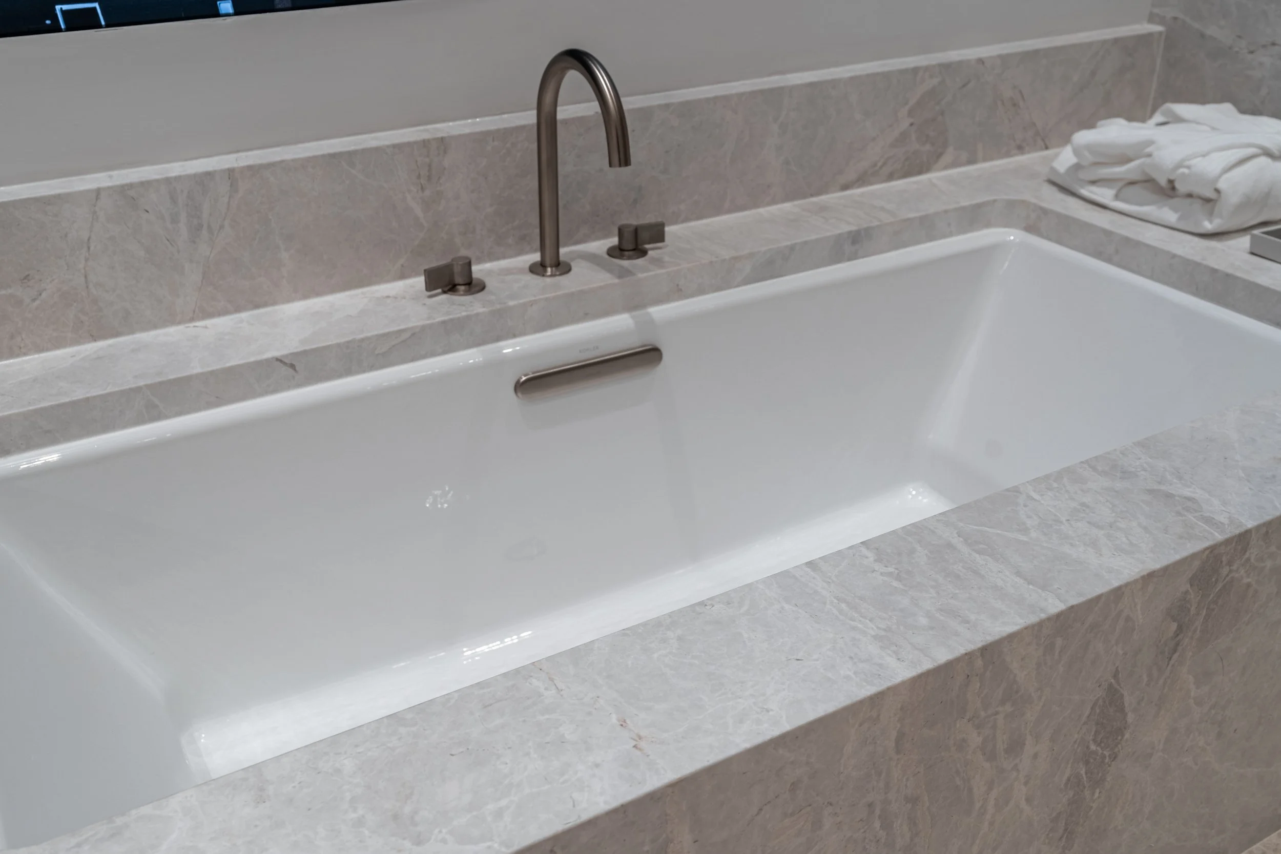 Frameless - Elegance Marble  - 446 Spadina Rd -063.jpg