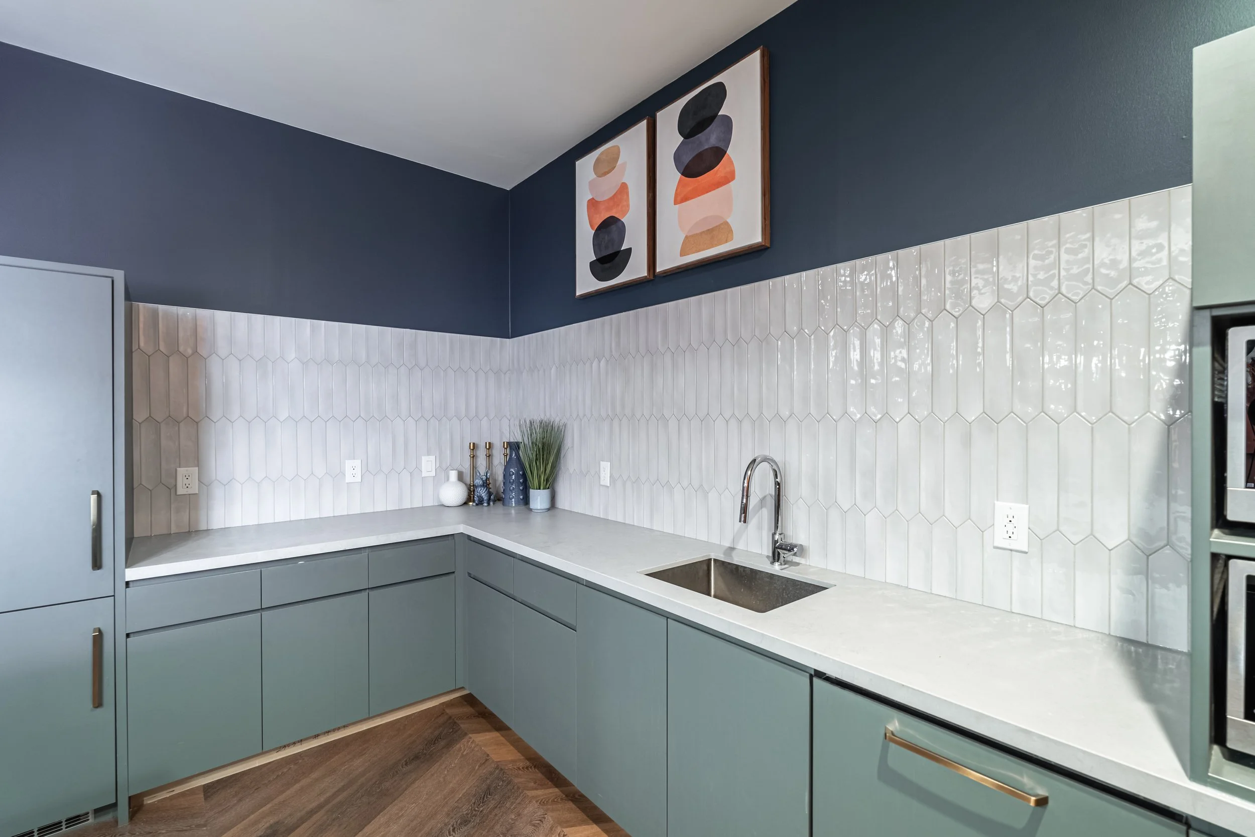 Frameless - Elegance Marble - 689 The Queensway -009.jpg