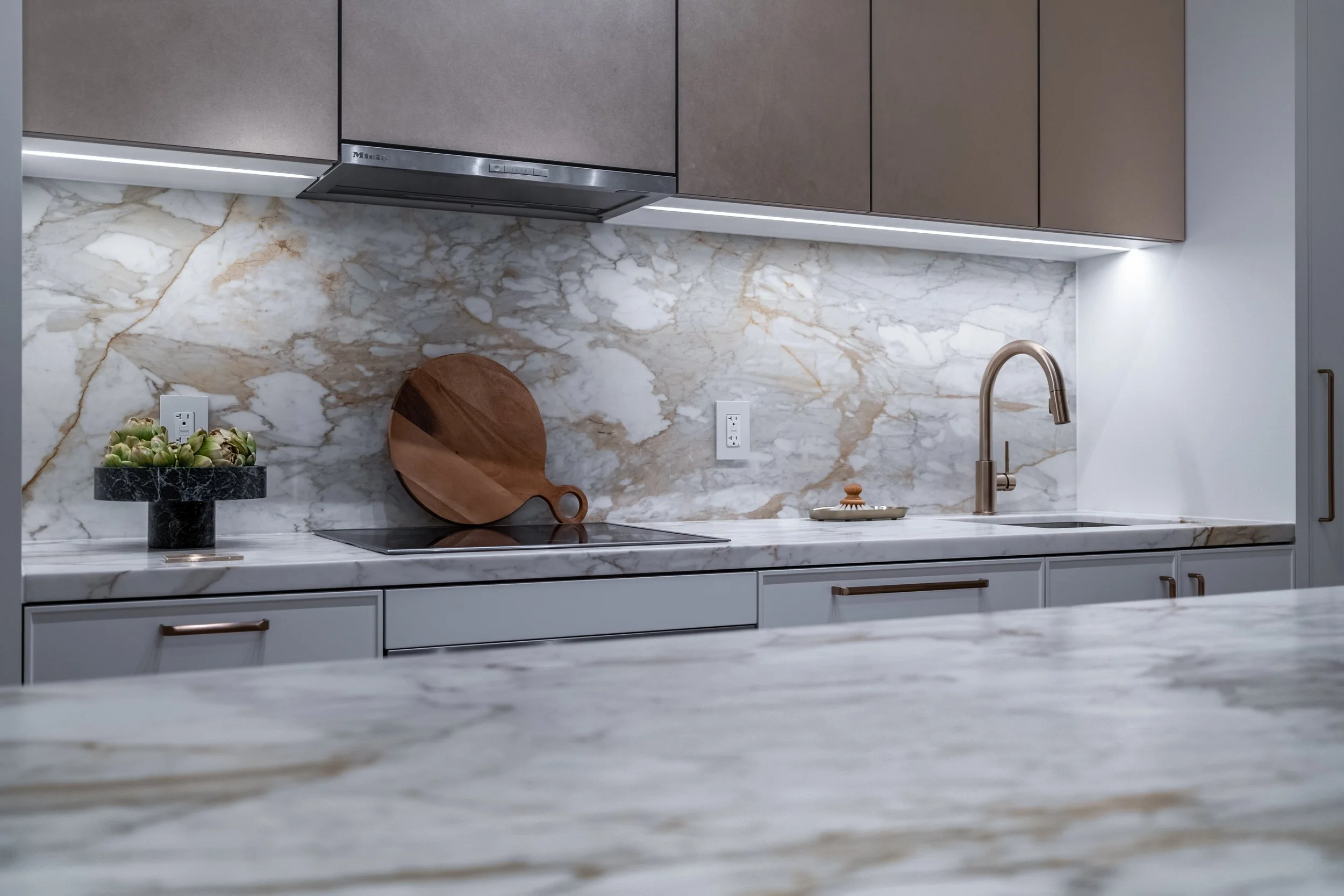 Frameless - Elegance Marble - 106 Spadina Ave - 049.jpg