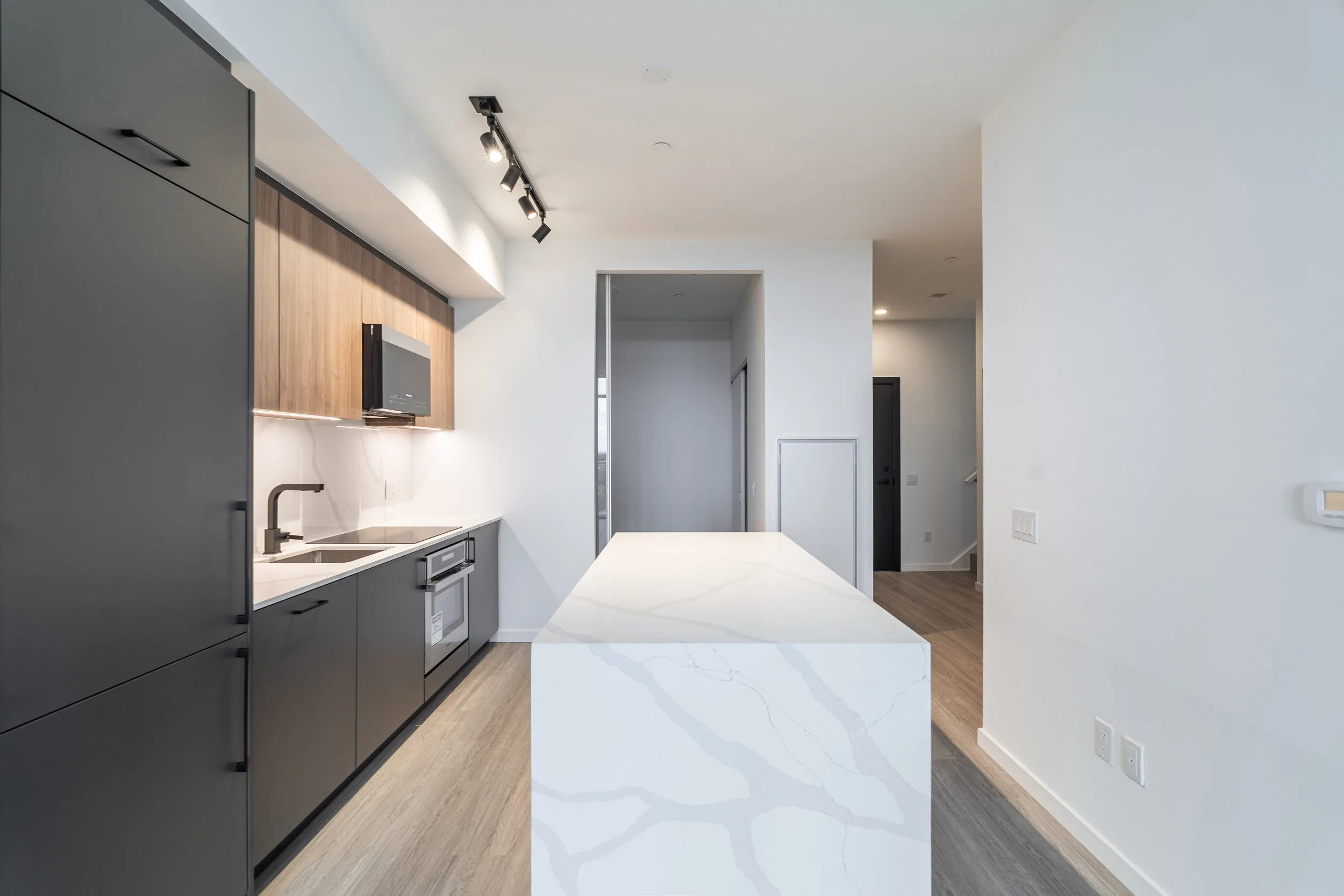 Frameless - Elegance Marble - 689 The Queensway -027.jpg