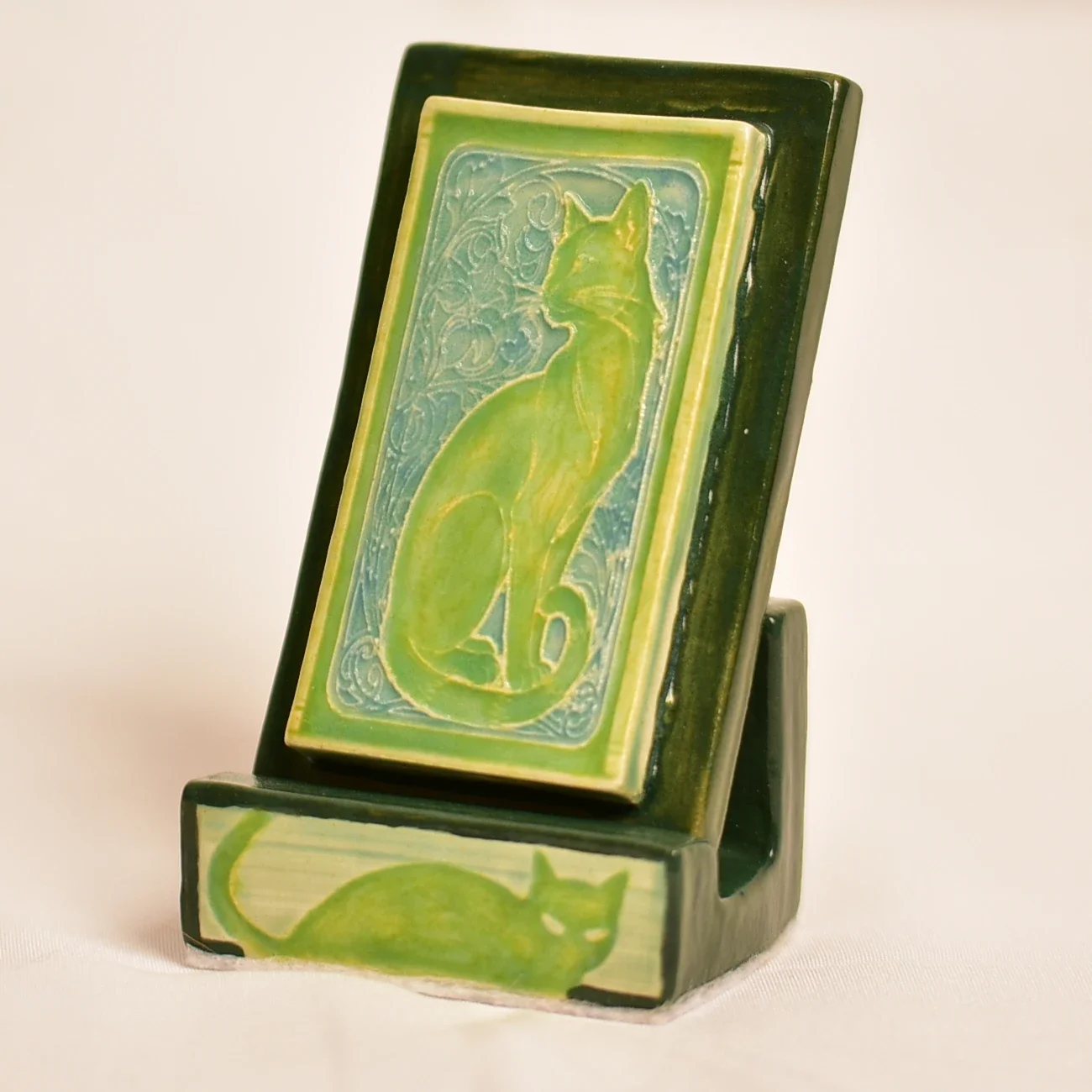 roseville-pottery-jade-cat-tile-and_stand-ortho-view.webp