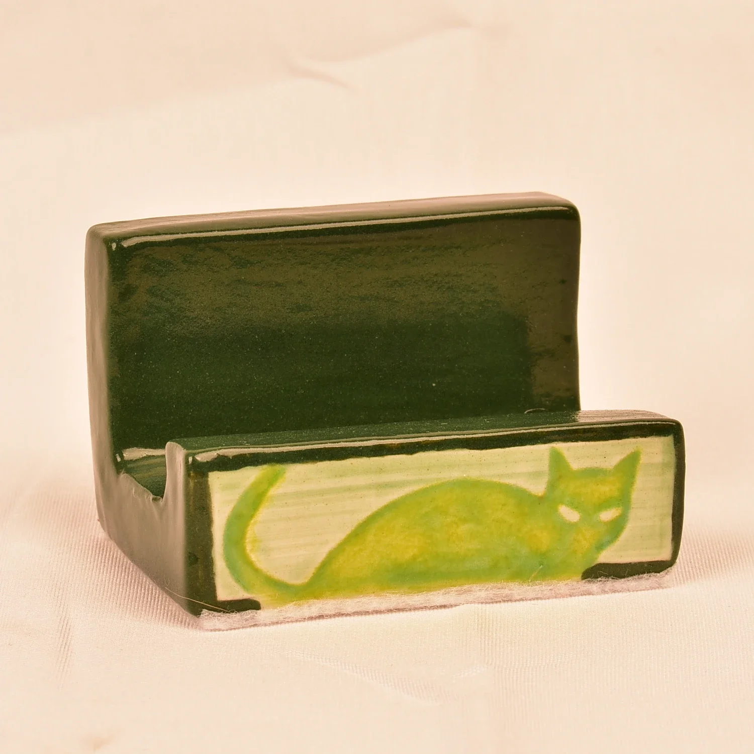 roseville-pottery-jade-cat-matching-stand-front-view.webp