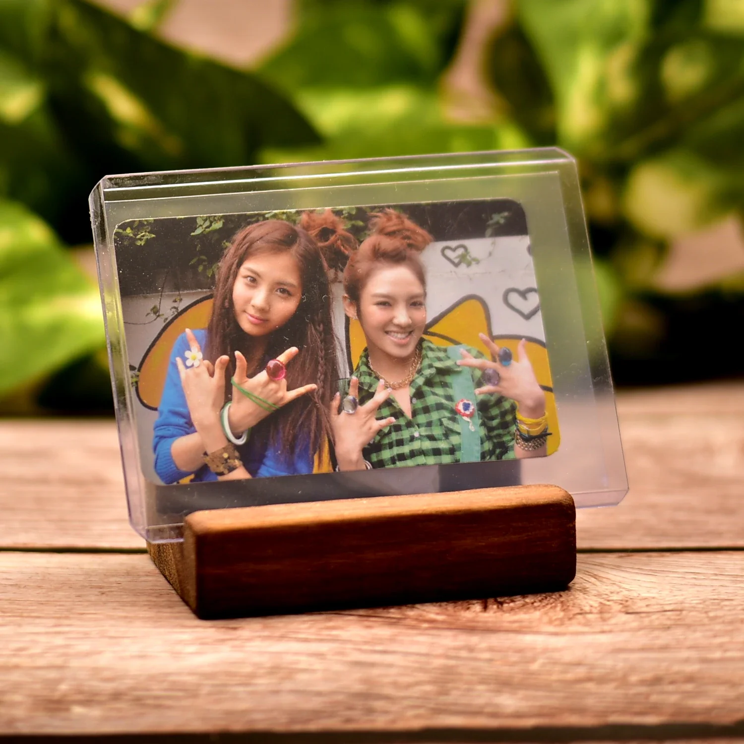 small_wooden_stand_kpop1.webp