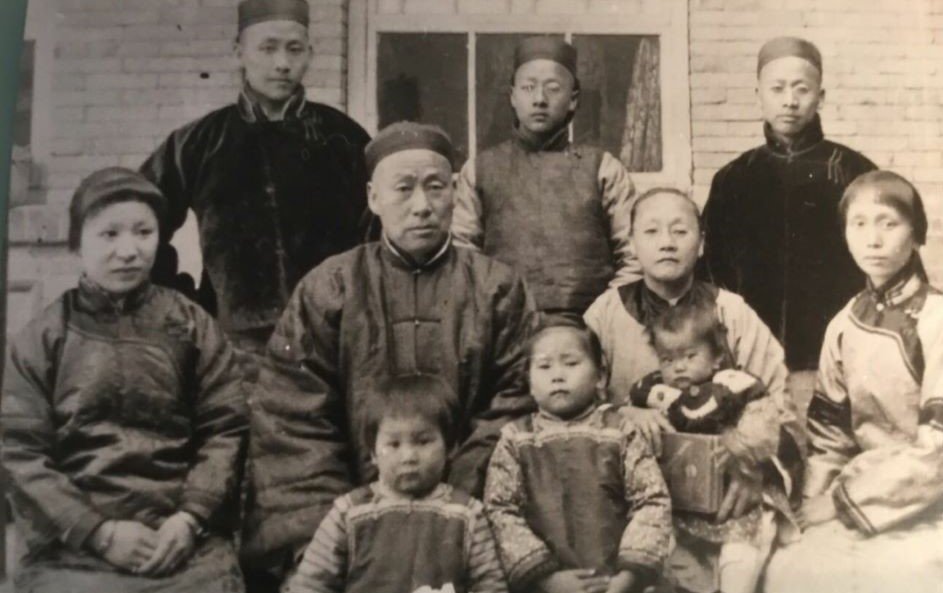 1906 Mary Hartwell with 3 sons cropped c 1906.jpg