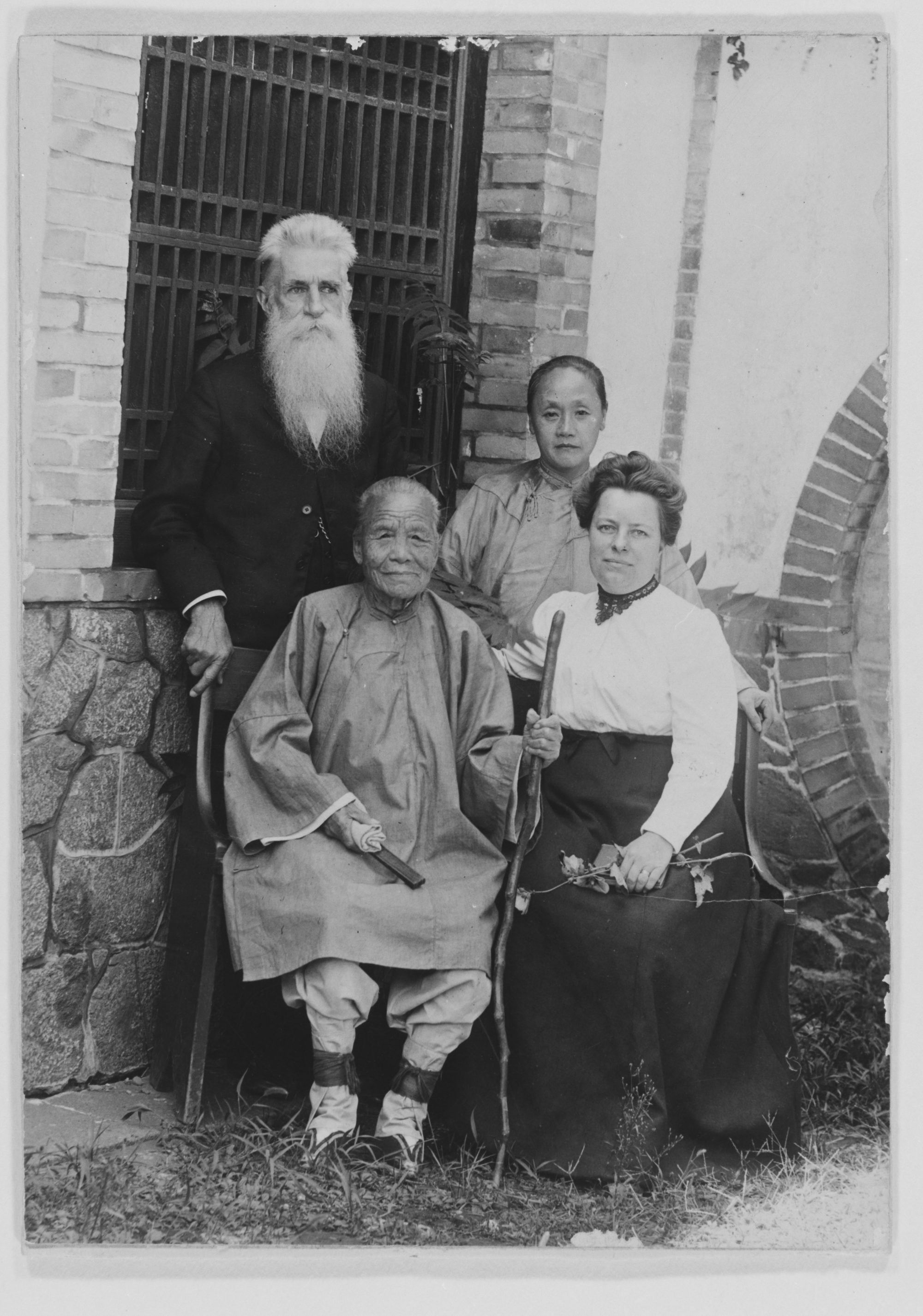 Jessie Hartwell, wife Anna, Mrs Kwah, Anna's nurse whom Jessie rescued from Shanghai.jpg