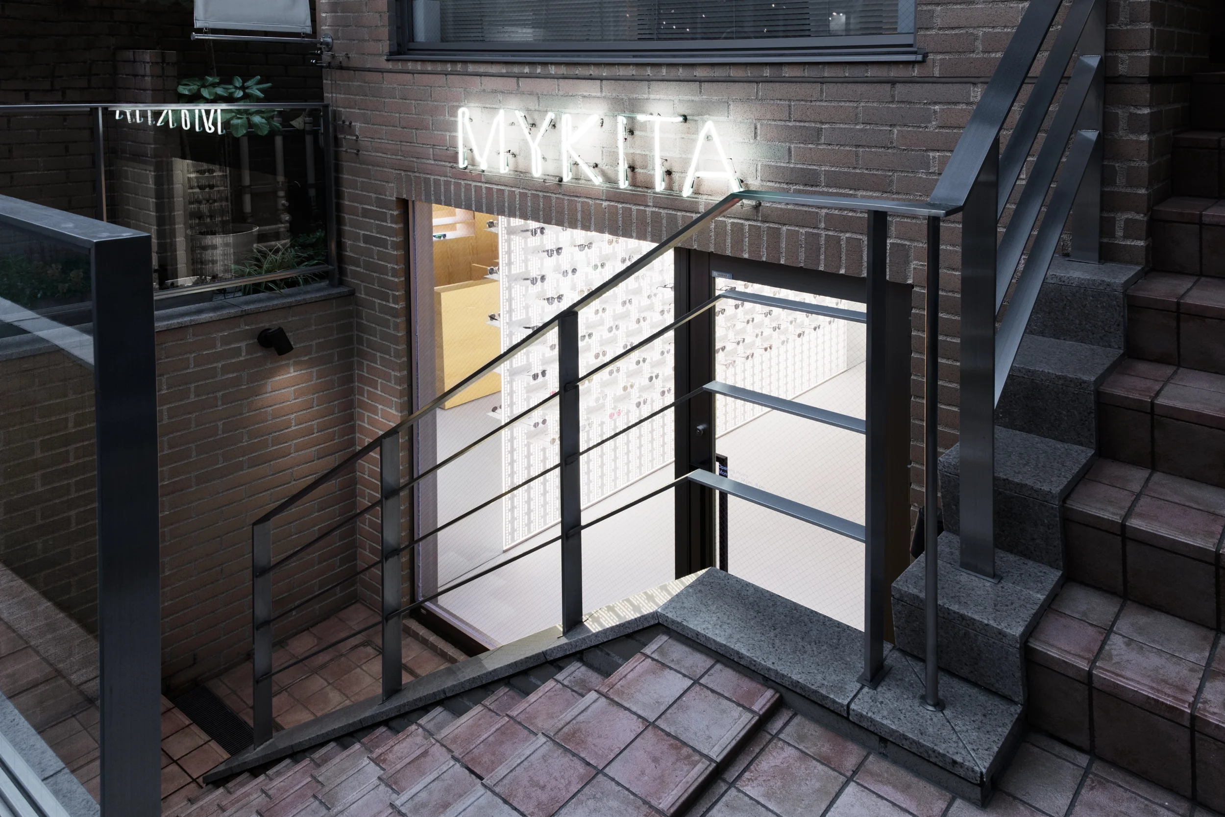 Fassade mit Neonlogo