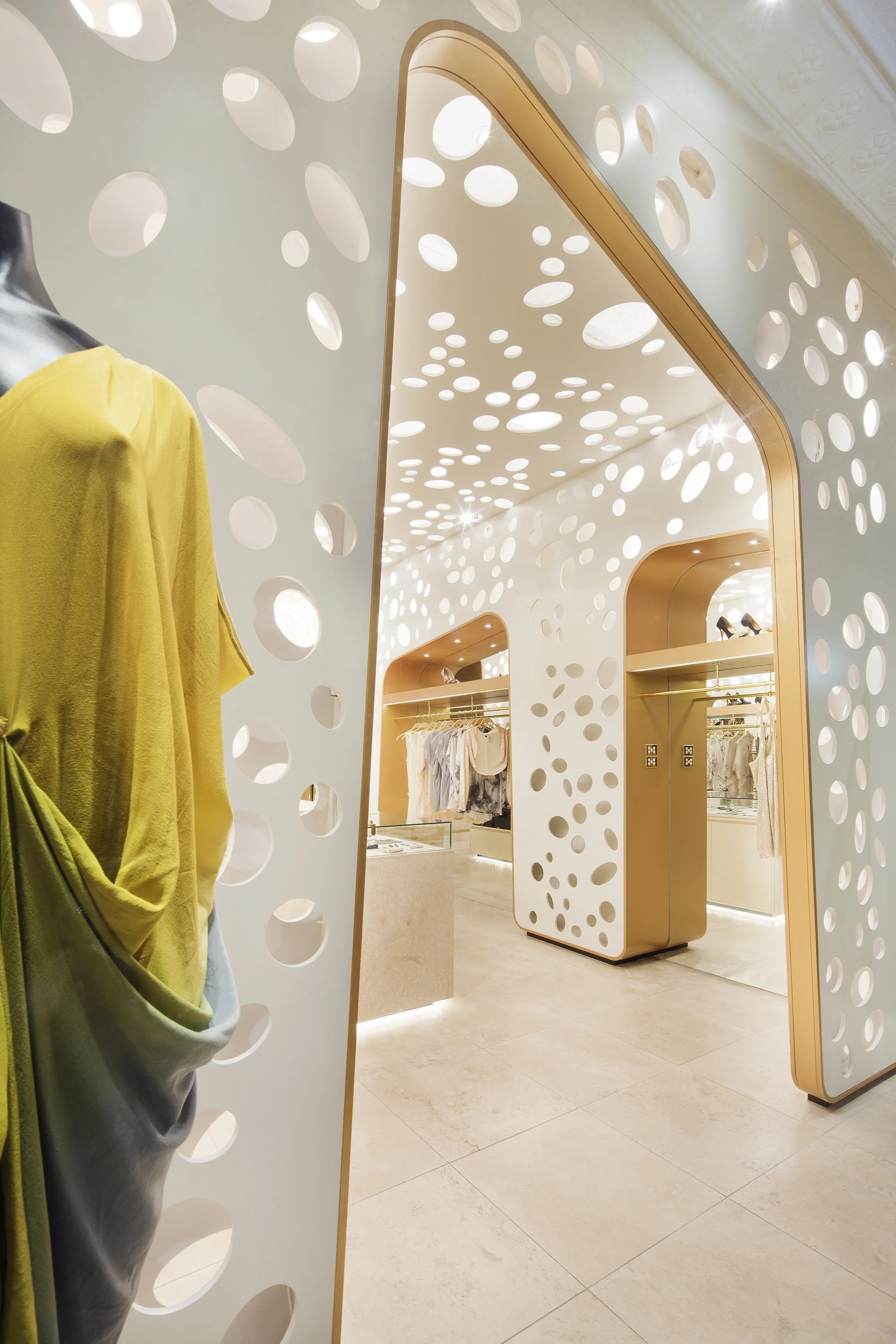 Perforierte Wände mit Hinterleuchtung spielen mit der Gestaltungsidee der SOUK MARKETS.