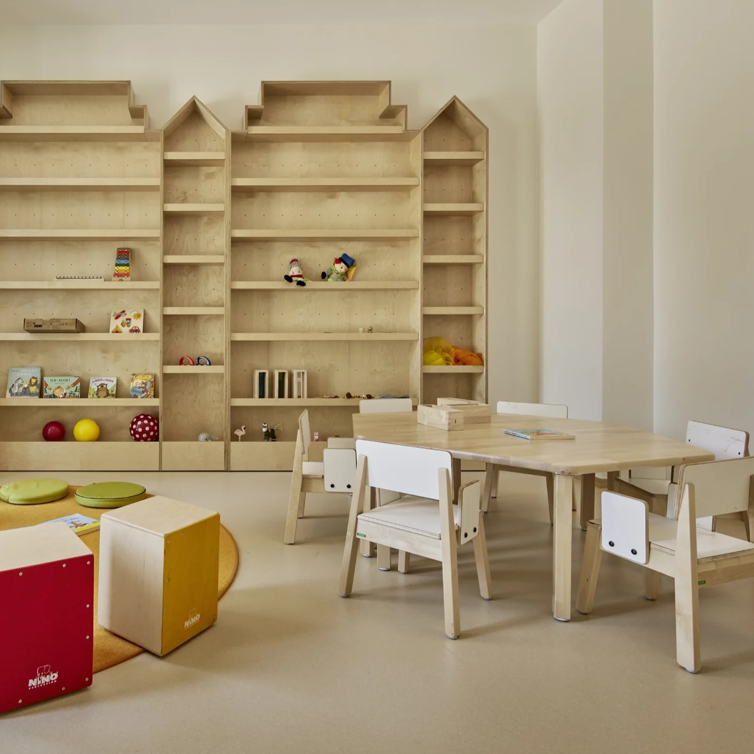 Sonderanfertigung von Holzregalen in Form von Häusersilhouetten für den Leseraum eines Kindergartens