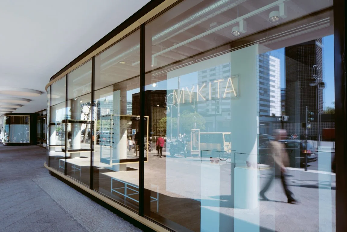 Schaufenster mit Neonlogo