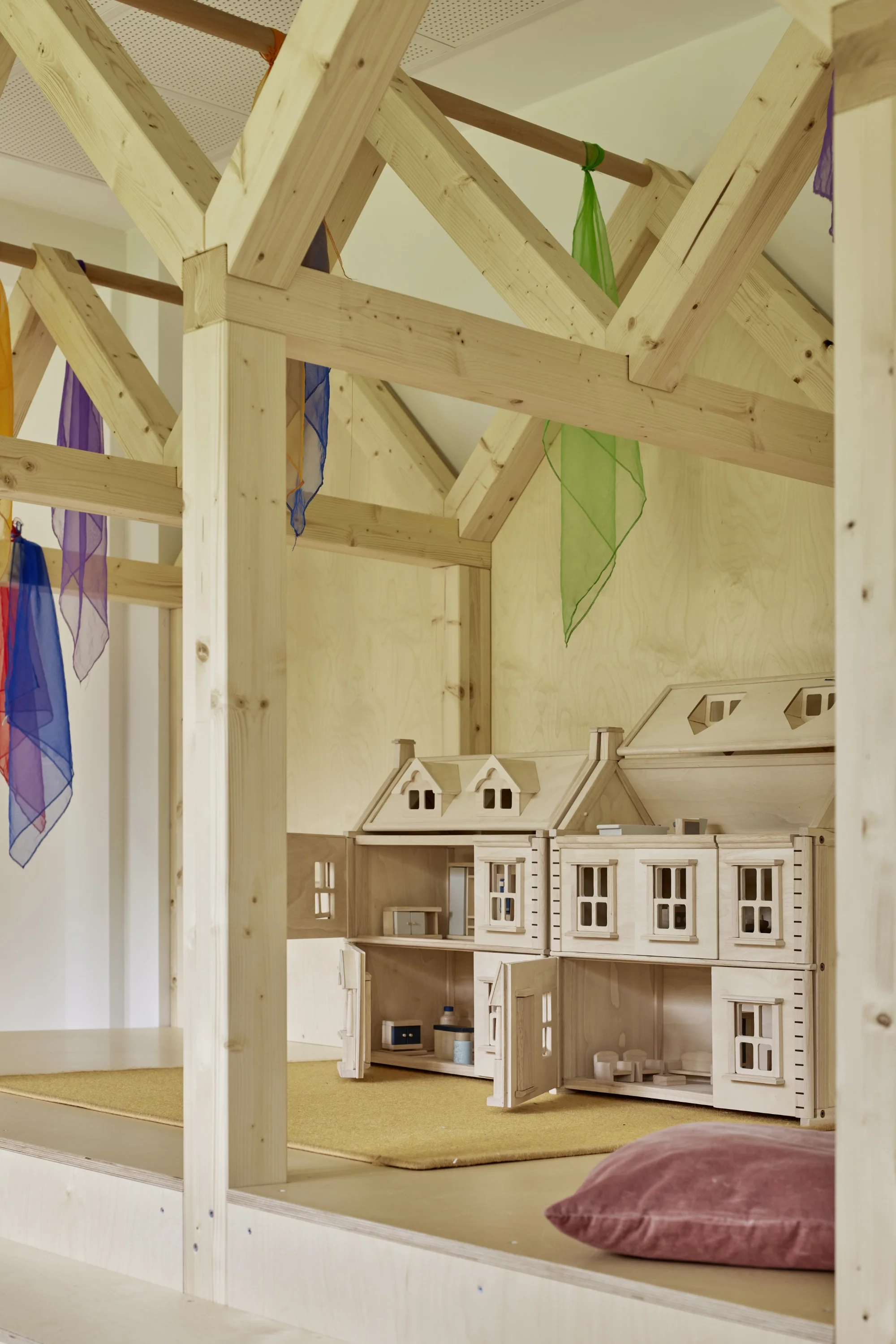 Große Theaterbühne aus einer Holzbalkenkonstruktion, für Rollenspiele.