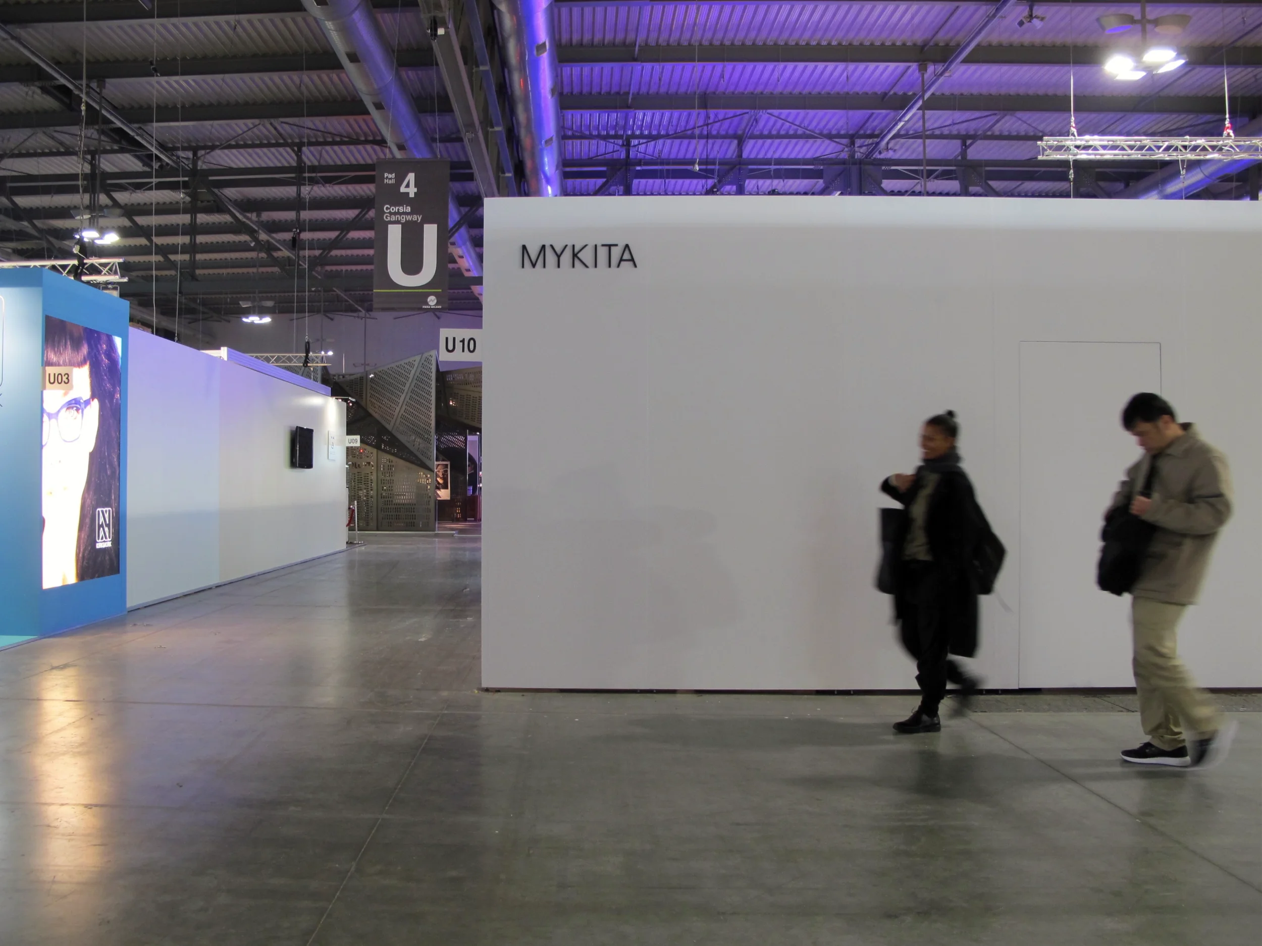 Freistehender Messestand mit geschlossenen Wänden symbolisierst Exklusivität und Marktdominanz.
