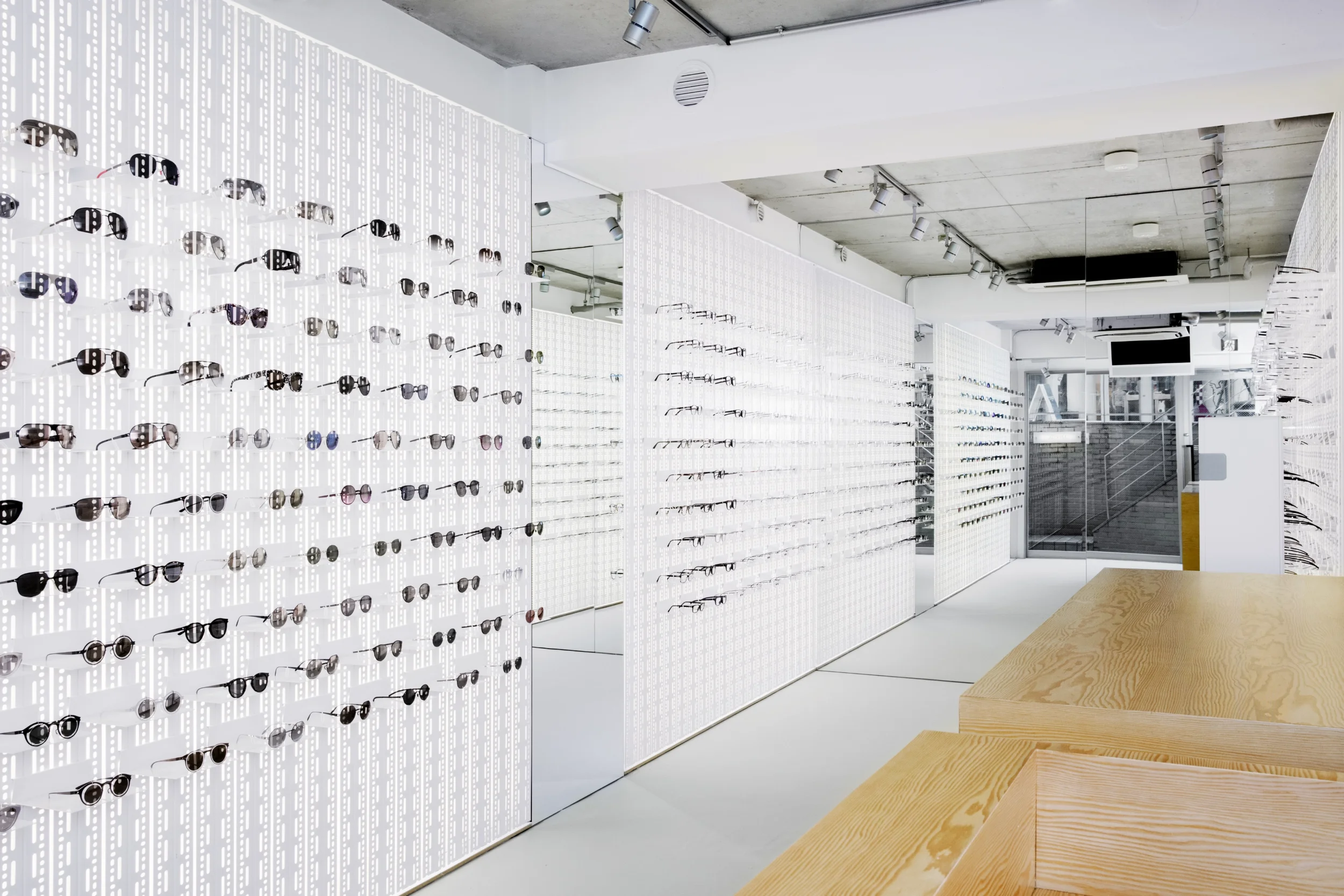 Optische Verlängerung des Raumes durch die Platzierung eines raumhohen Spiegels.