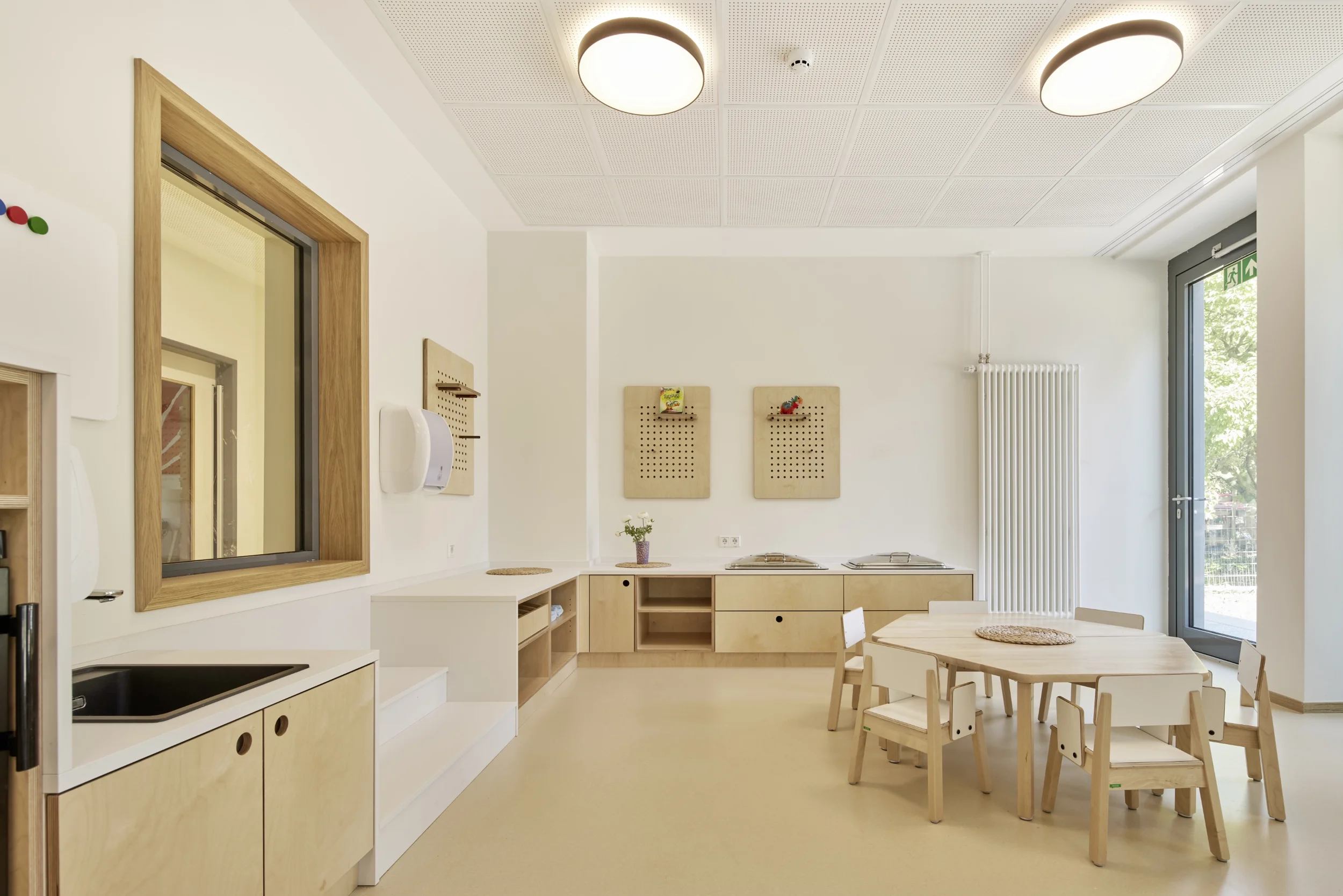 Kinderküche und Essbereich auf Kinderhöhe gebaut, so dass die Kinder eigenständig alle Möbel benutzen können.