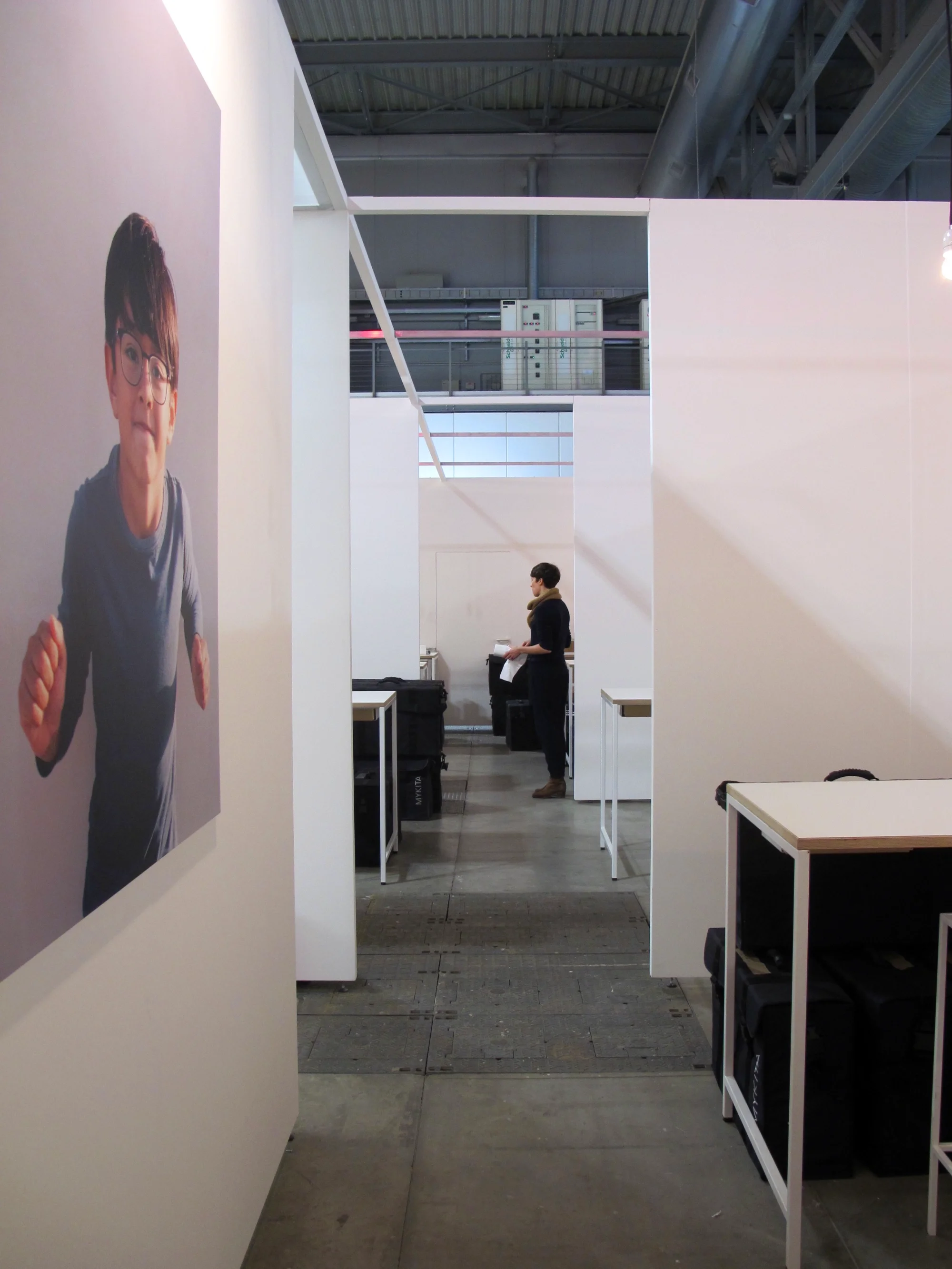 Klare, geradlinige Messestandsarchitektur aus wiederverwendbaren Messewänden und Möbeln zeigt die Wertigkeit der präsentierten Produkte und den Nachhaltigkeitsanspruch des Unternehmens.