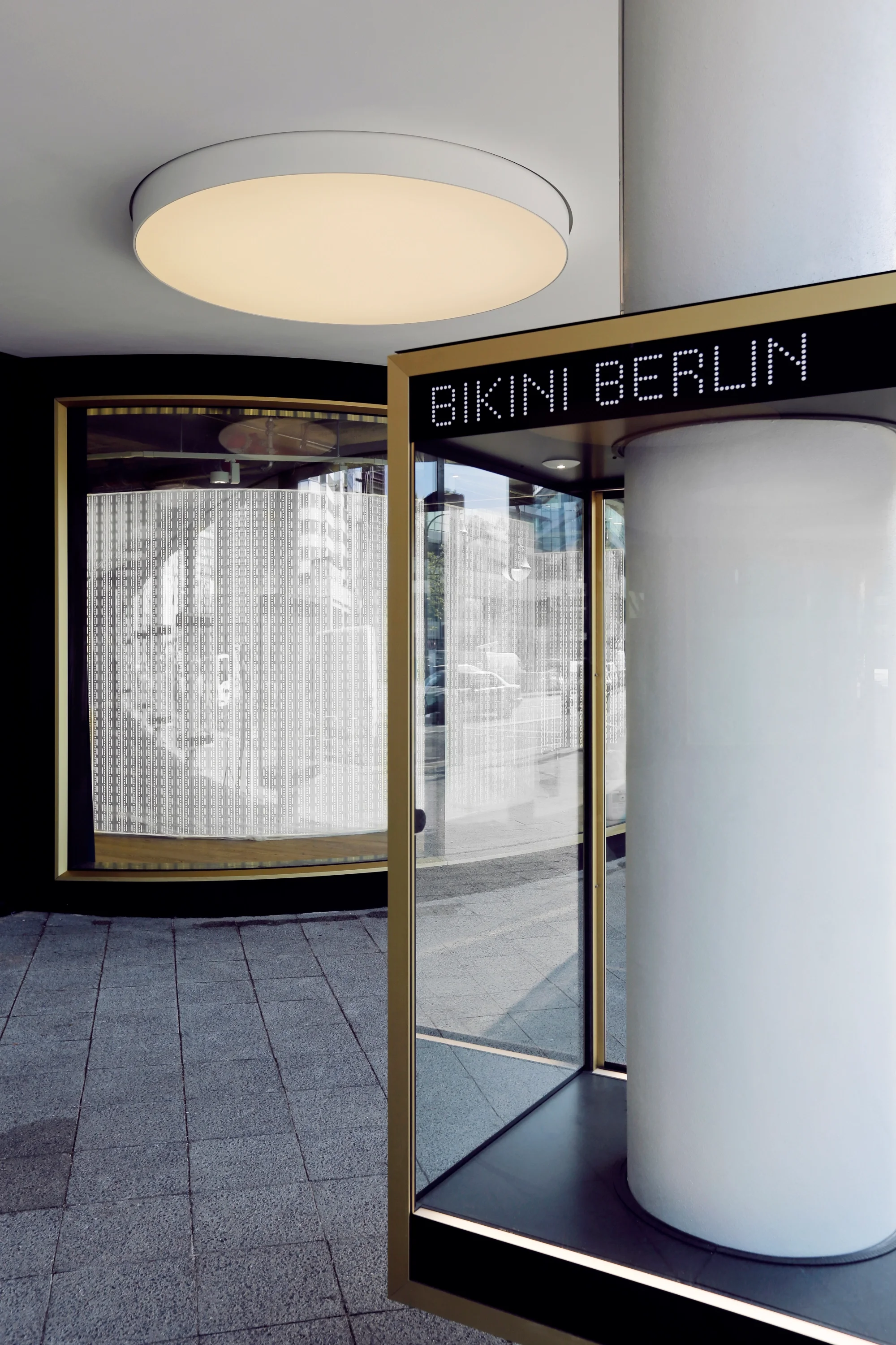 Restaurierte Aussenvitrinen der Concept Mall.