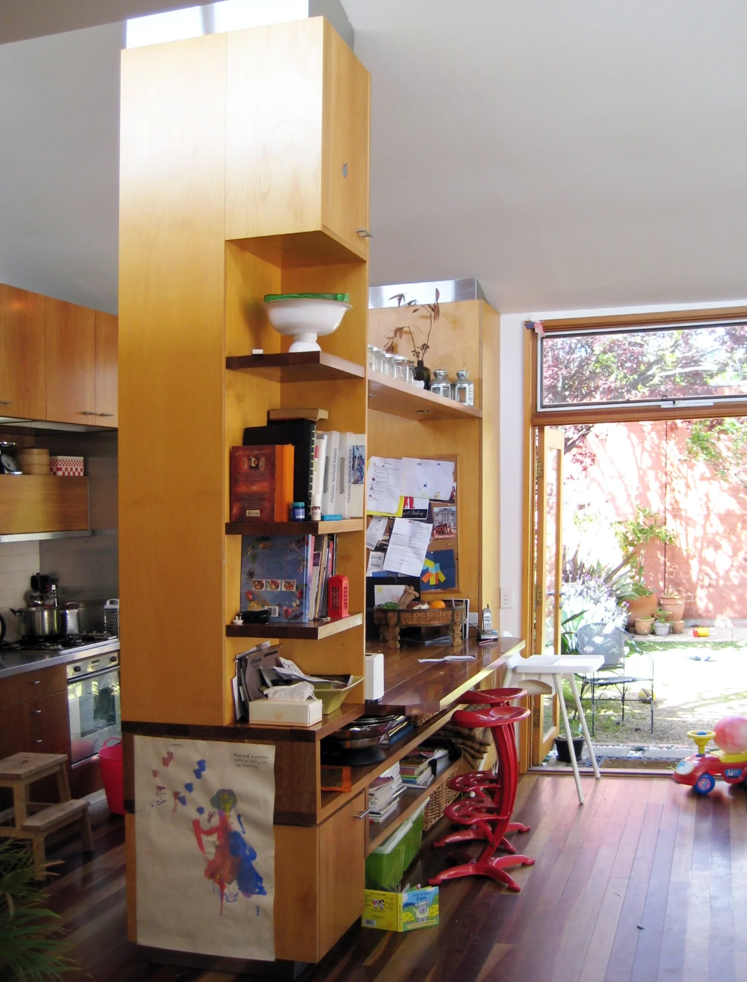 Küche mit wenig Stauraum aus Holz vor der Renovierung wirkt sehr chaotisch und unruhig.