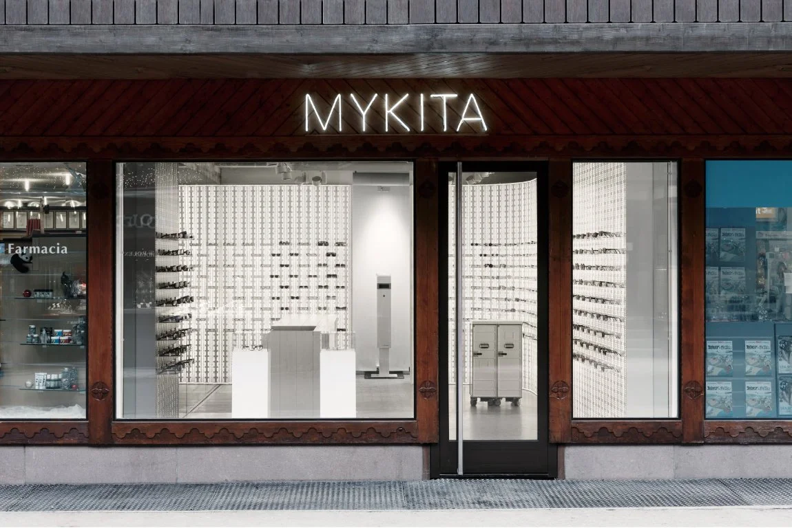 Restaurierte Shopfront aus verziertem Holz mit modernem Neonlogo.