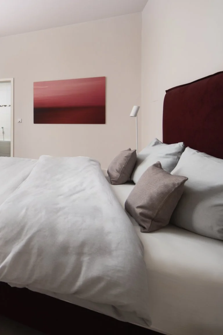 Damenschlafzimmer in warmen Beerentönen.