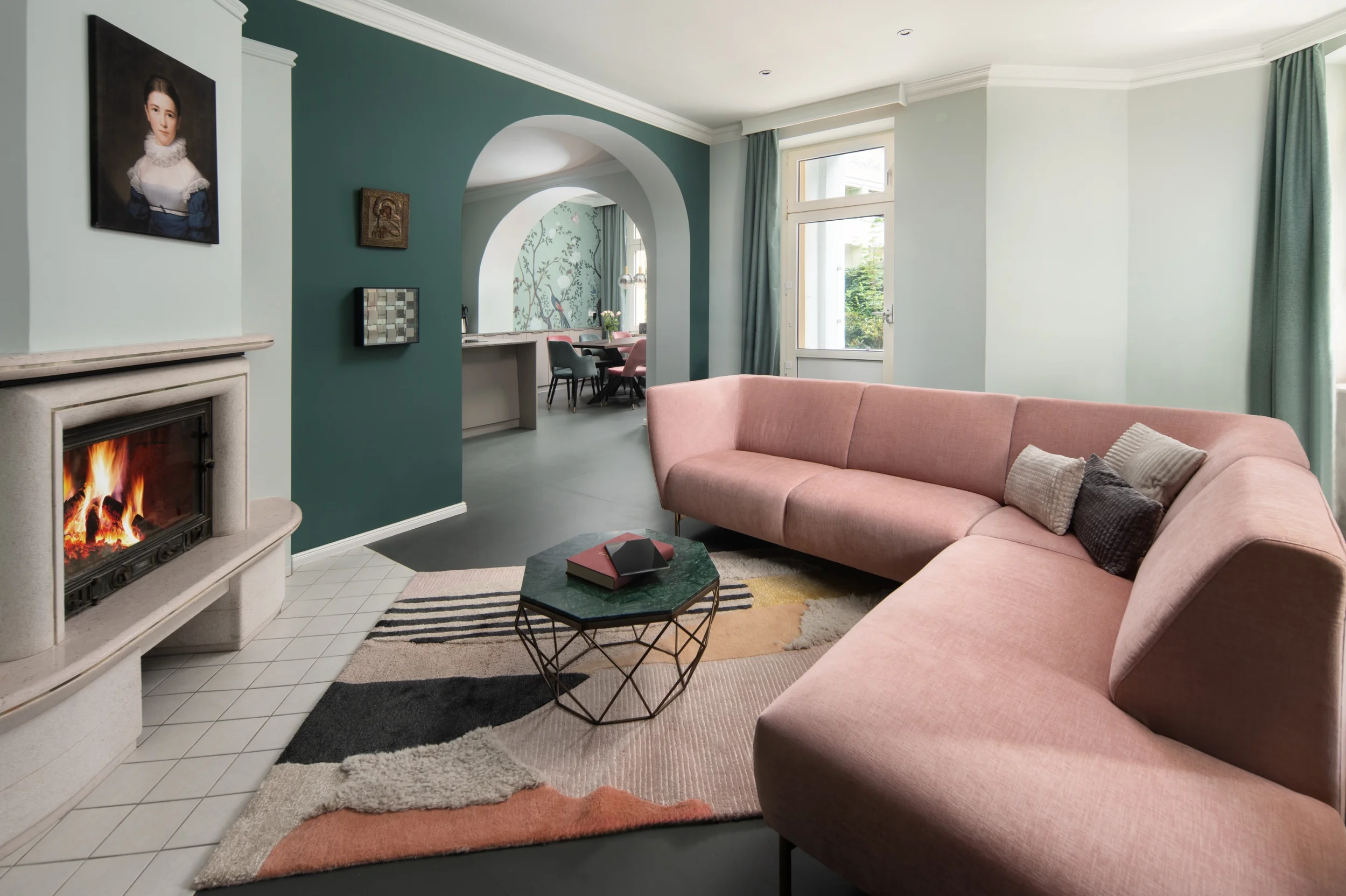 Wohnzimmerdesign im Stil Modern Glamour, grüne Wände, eine edle Tapete und einem Sofa in edlem rosa Samt