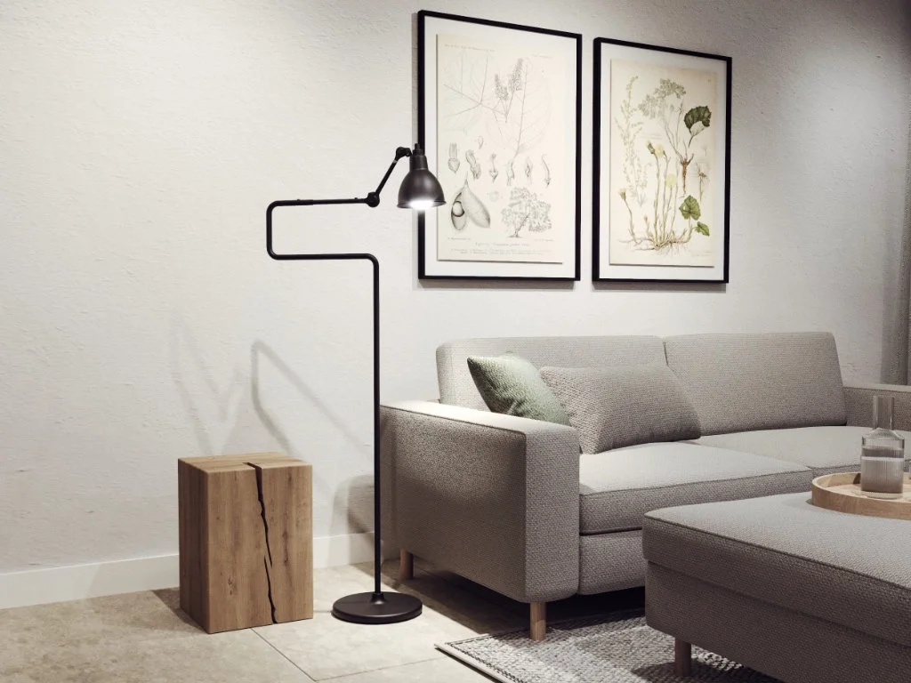 Beiges Sofa mit industrieller Stehleuchte in schwarz und einem Sitzhocker aus grobem Massivholz