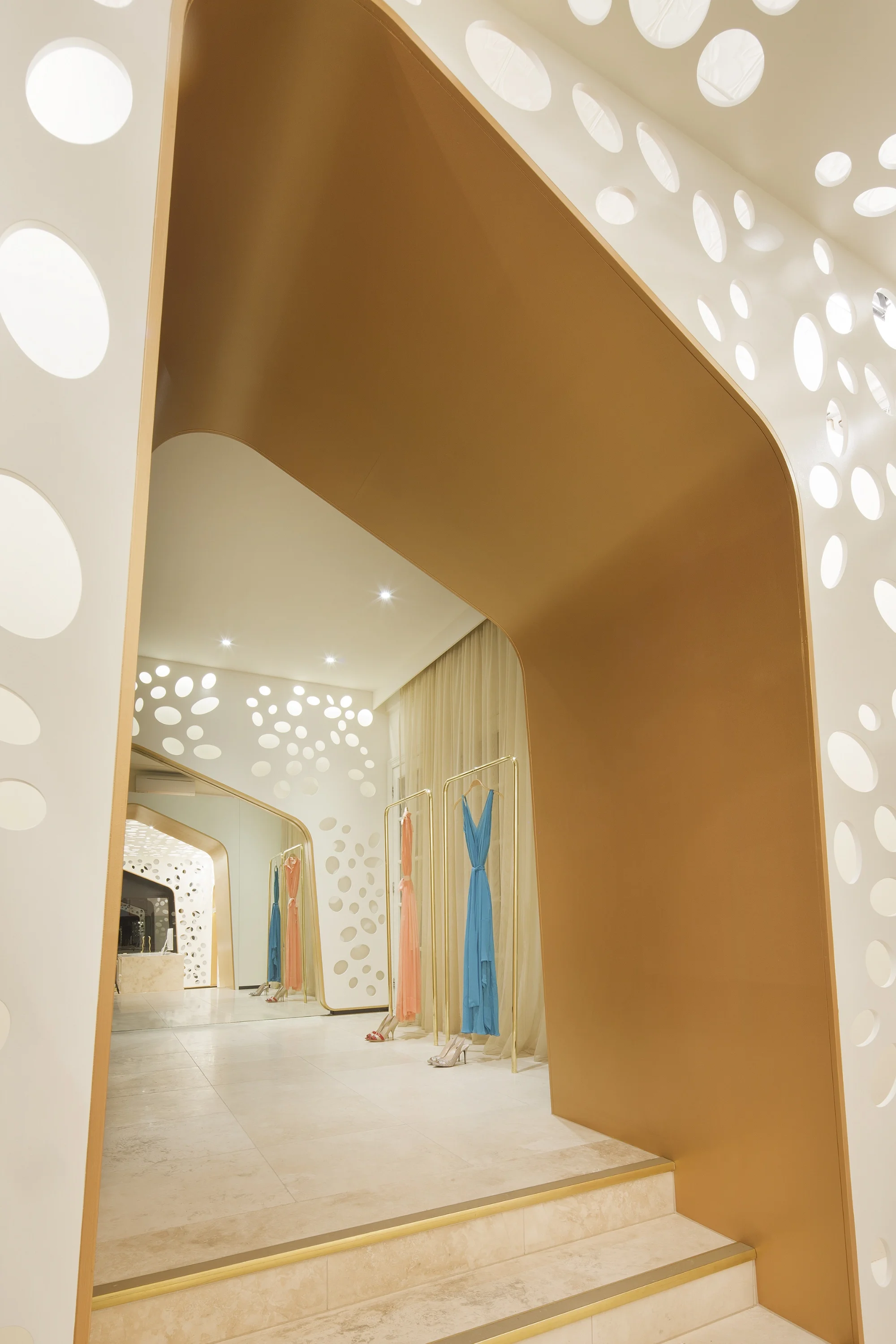 Goldener Rahmen um die Treppe zu den Umkleidekabinen.