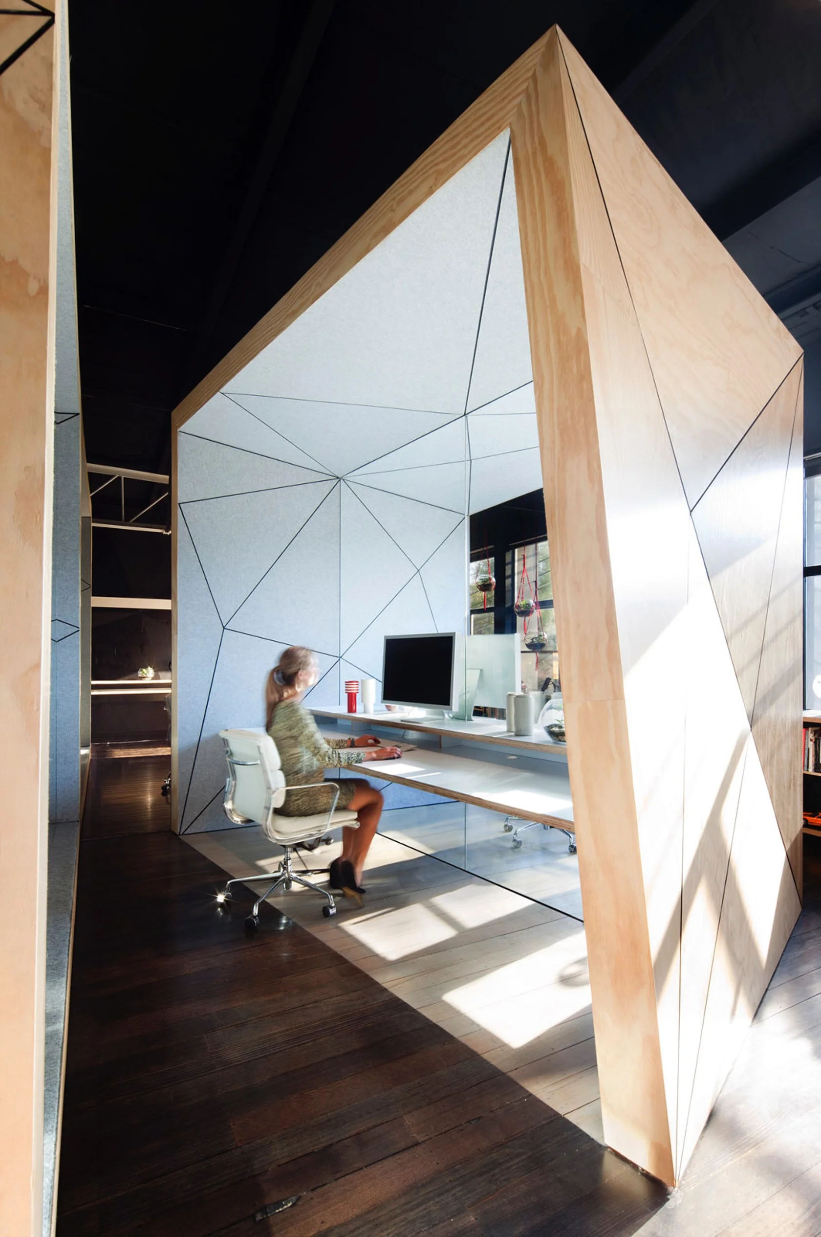 Futuristische Innenarchitektur für ein Co-Working-Space. Flexibles Arbeiten an Hot Desks