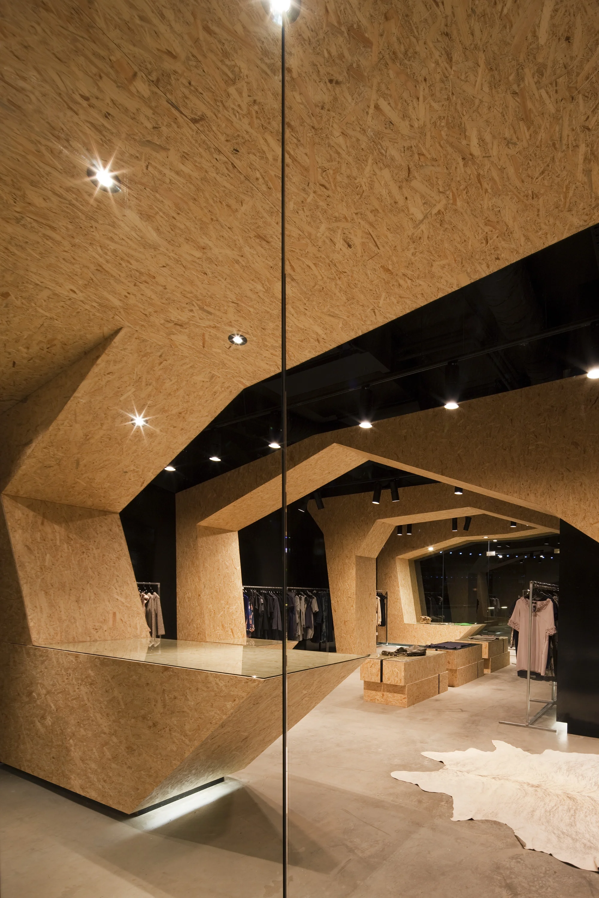 Spiegel in den abstrakten Bögen verlängern den Raum optisch und schaffen spannenden Illusionen.