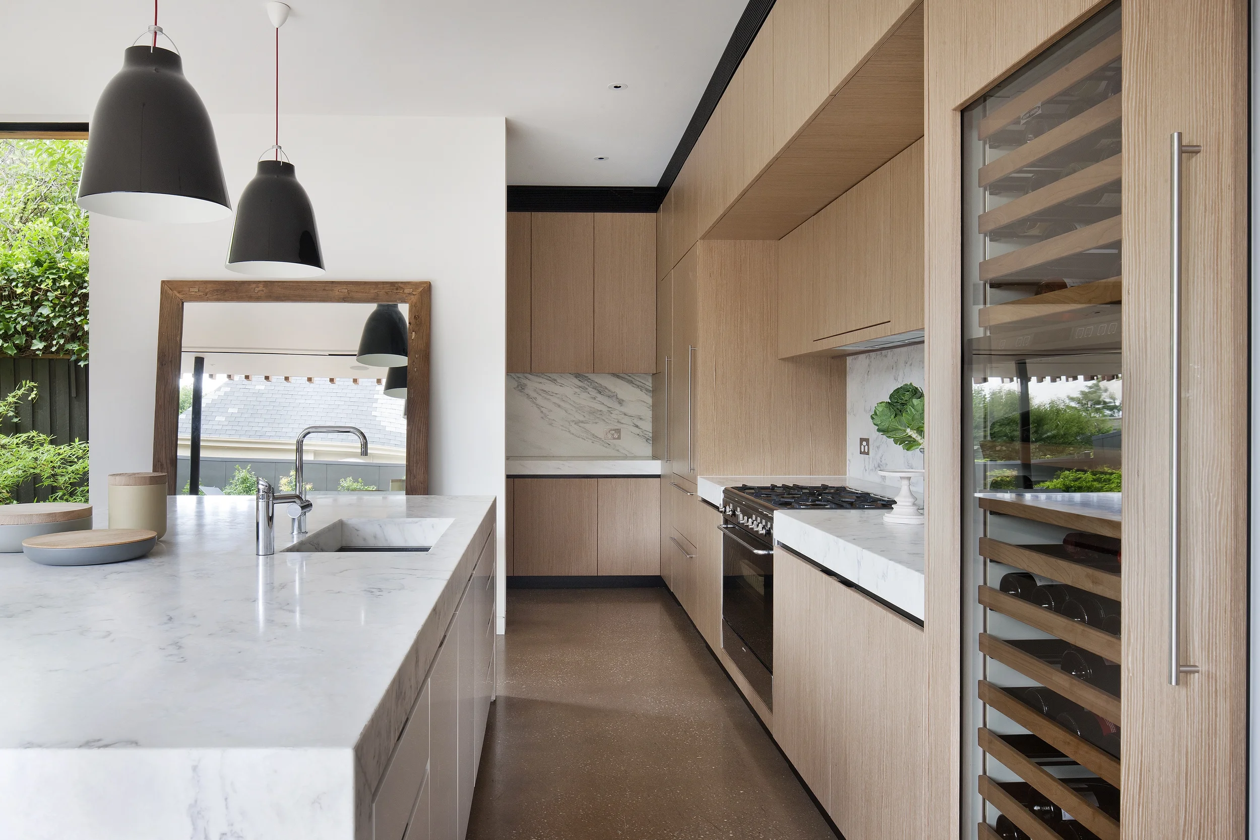 Küchenmöbel in Marmor und Holz.