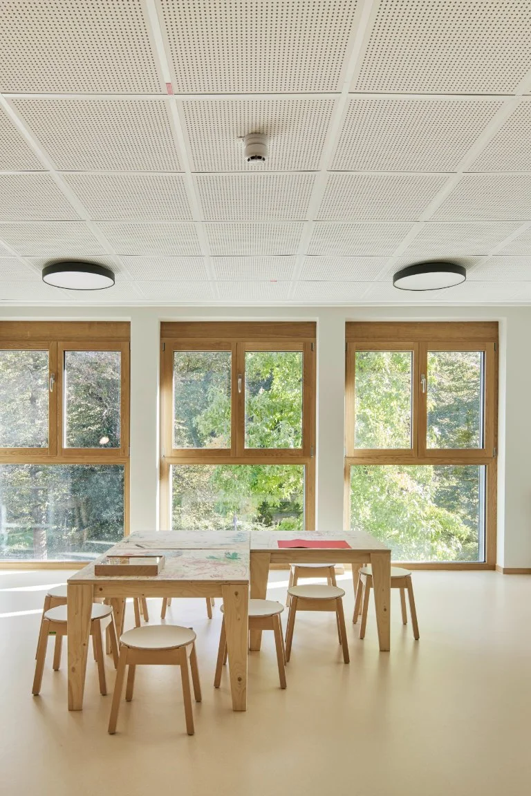 Heller, freundlicher Kreativraum.