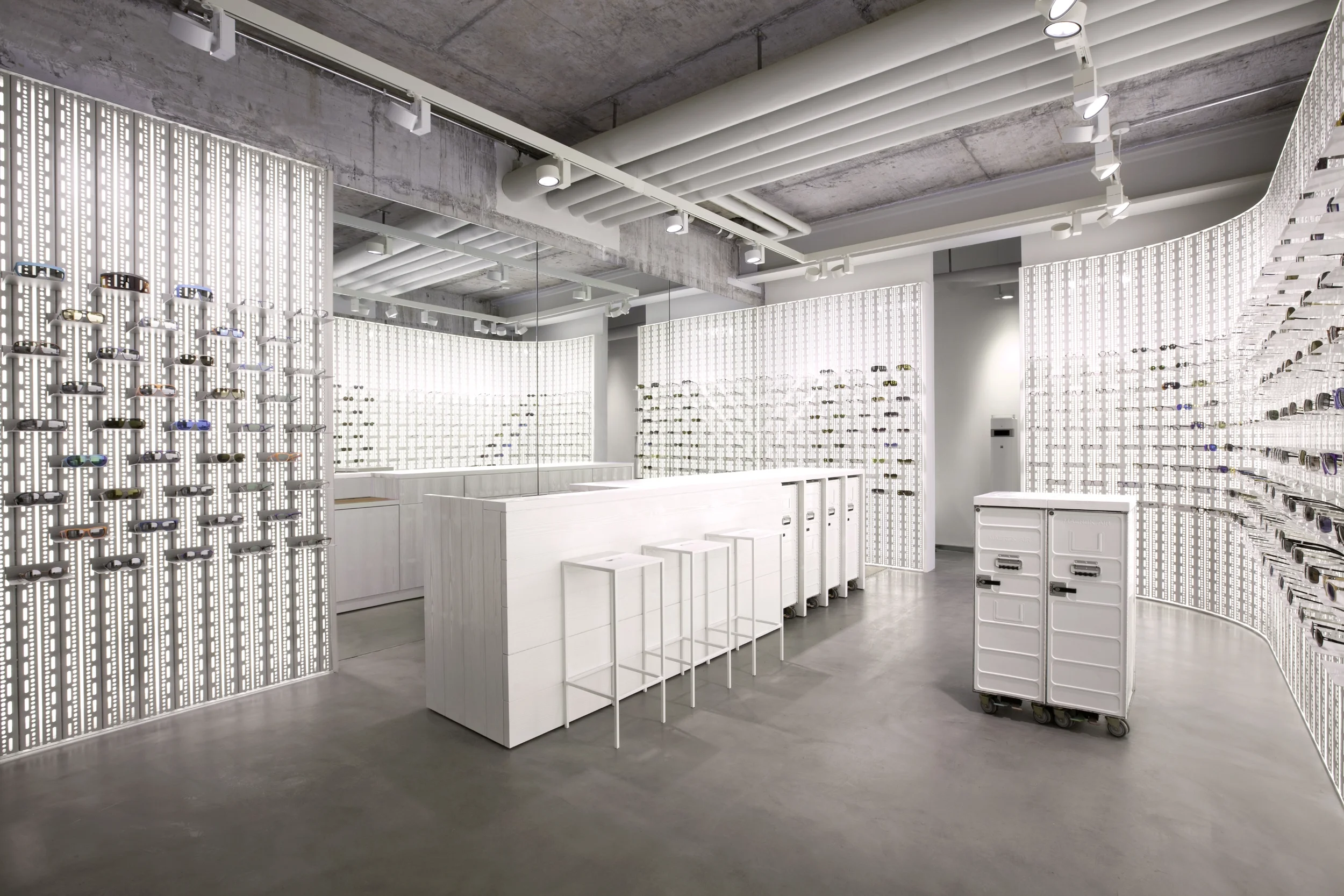 Verkaufsraum mit Beratungstresen.