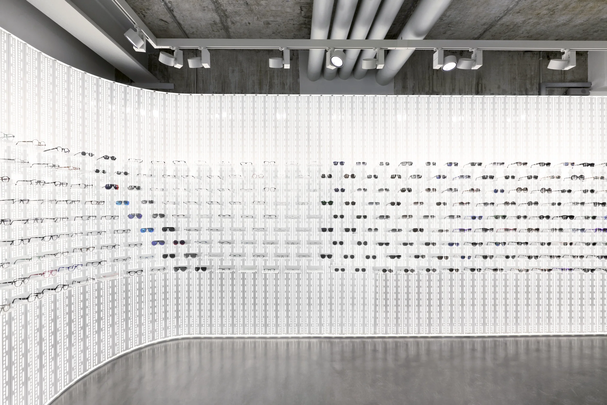 Geschwungene Produkt-Präsentationswand in weiß. 