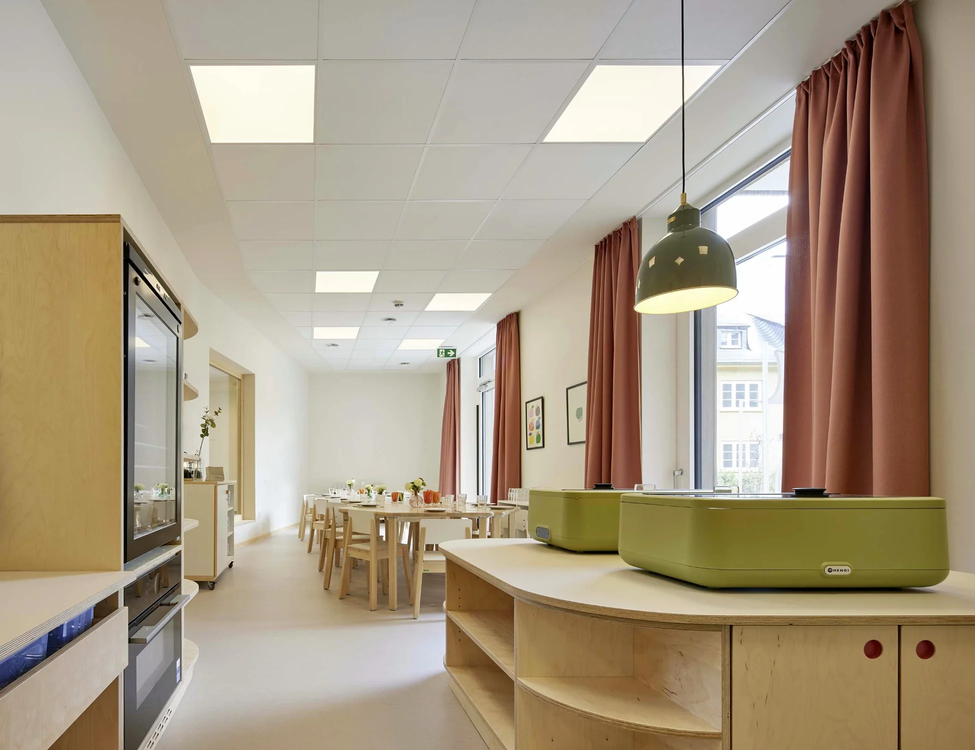 Speiseraum mit Küche in Kinderhöhe