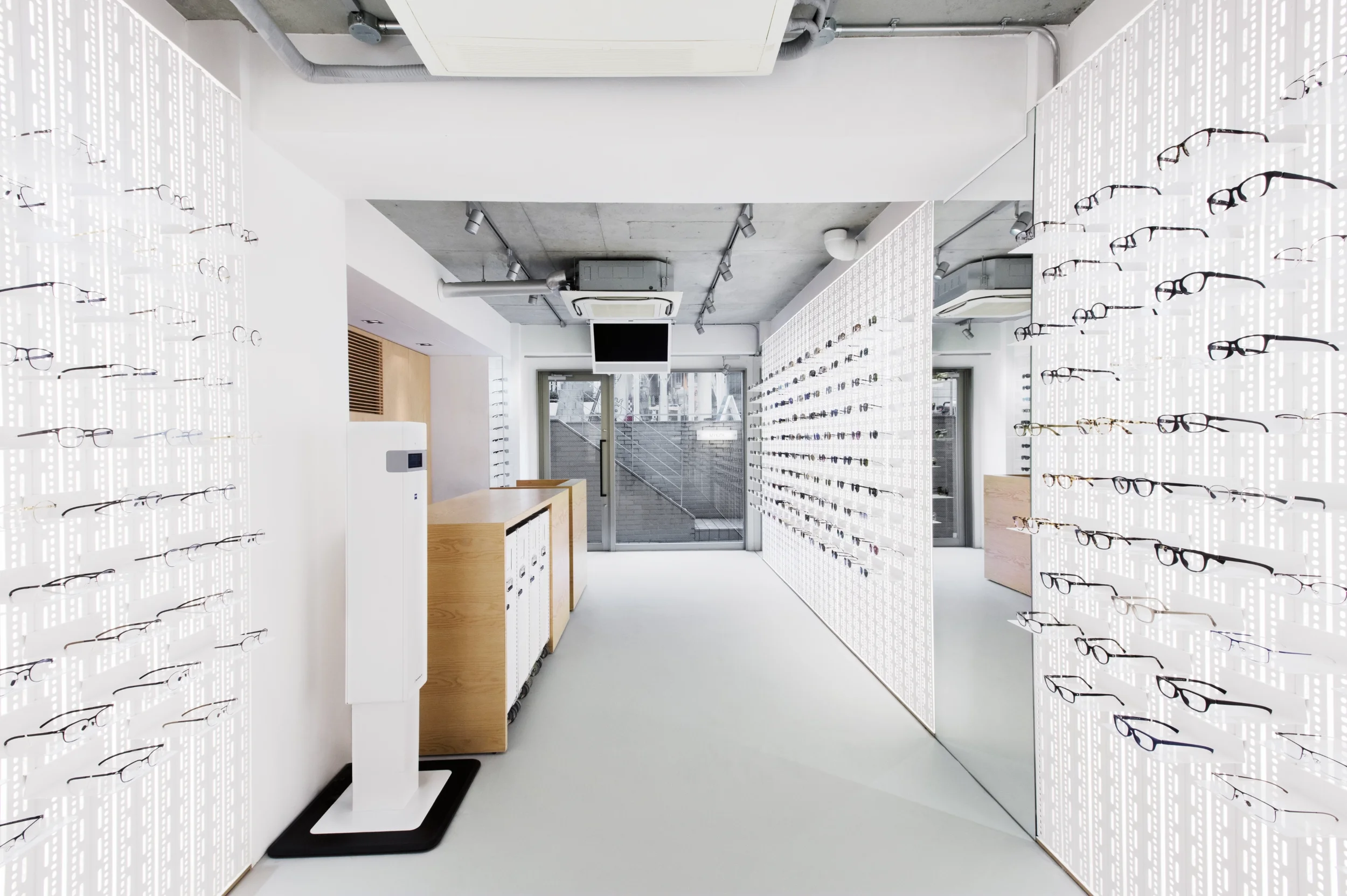 Modernes Augenmessgerät in den Verkaufsraum integriert.