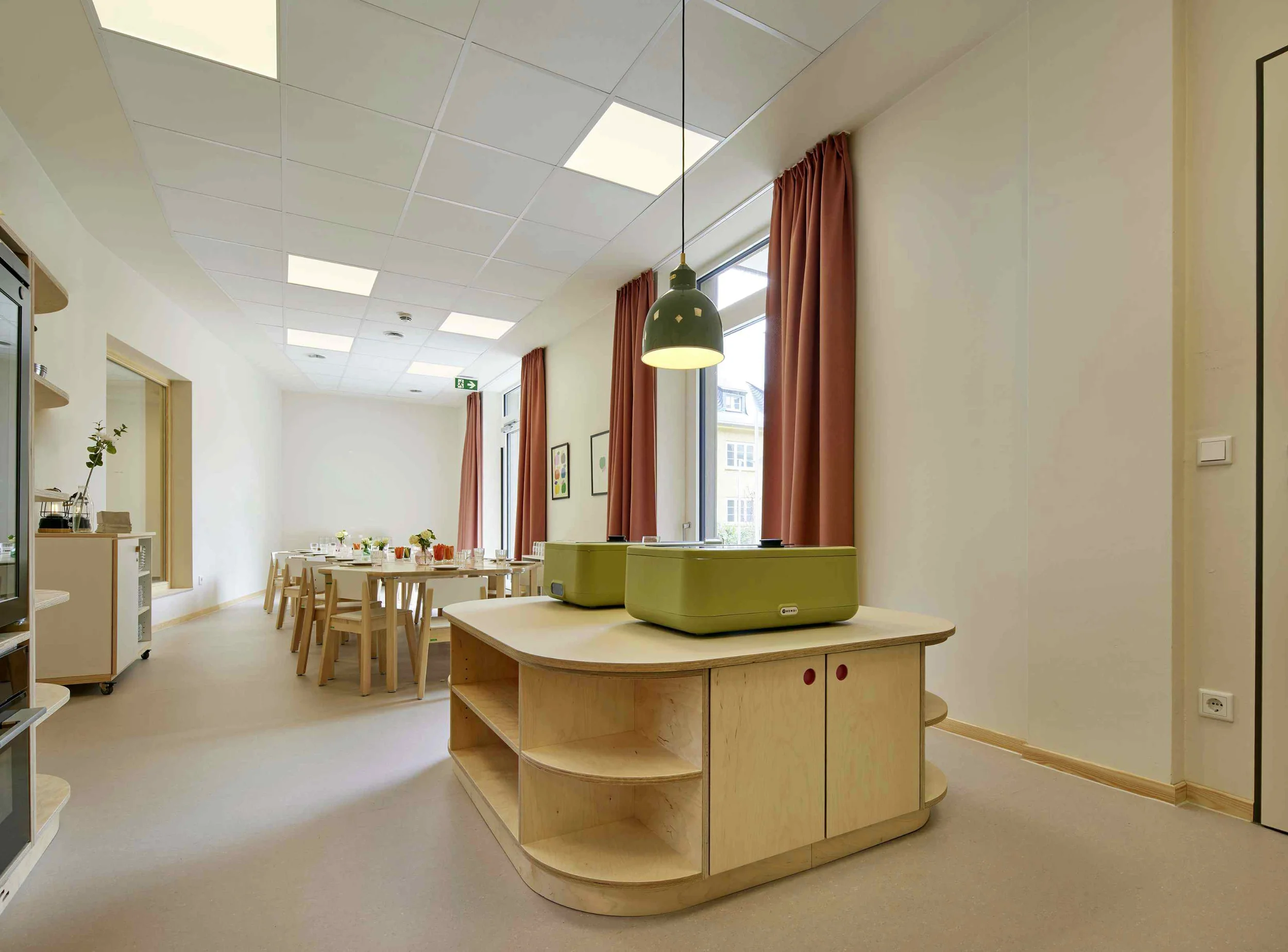 Kücheninsel aus Holz auf Kinderhöhe