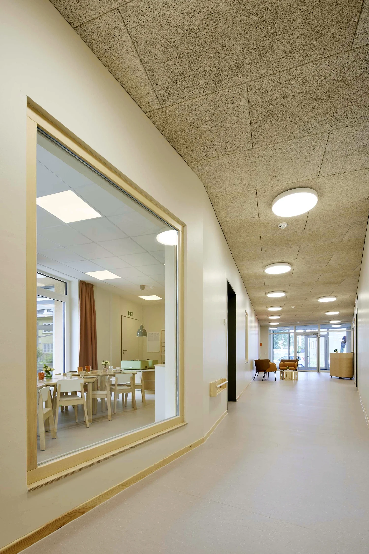 Flur mit großem Fenster in den Speiseraum und die Kinderküche