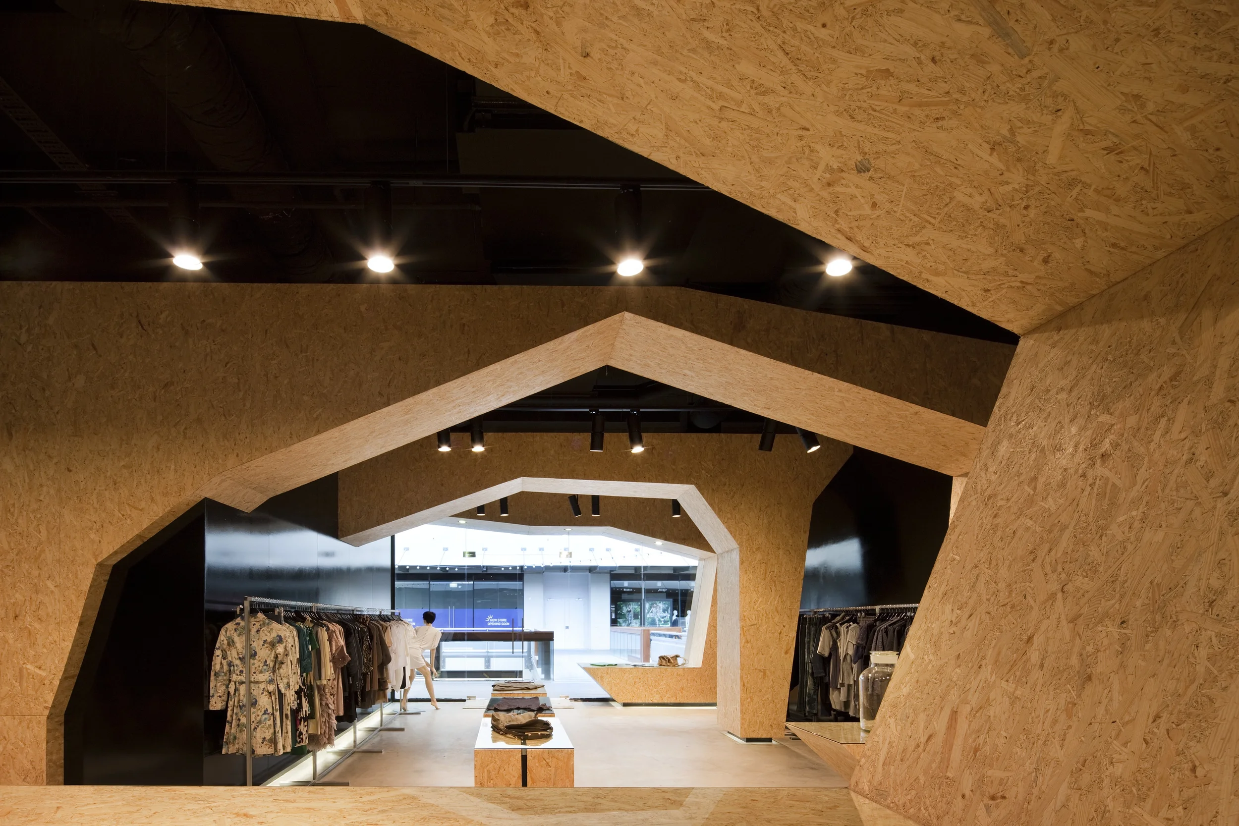 Blick vom Kassentresen Richtung Eingang.