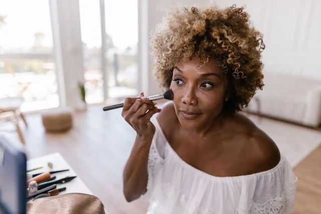 woman doing her makeup