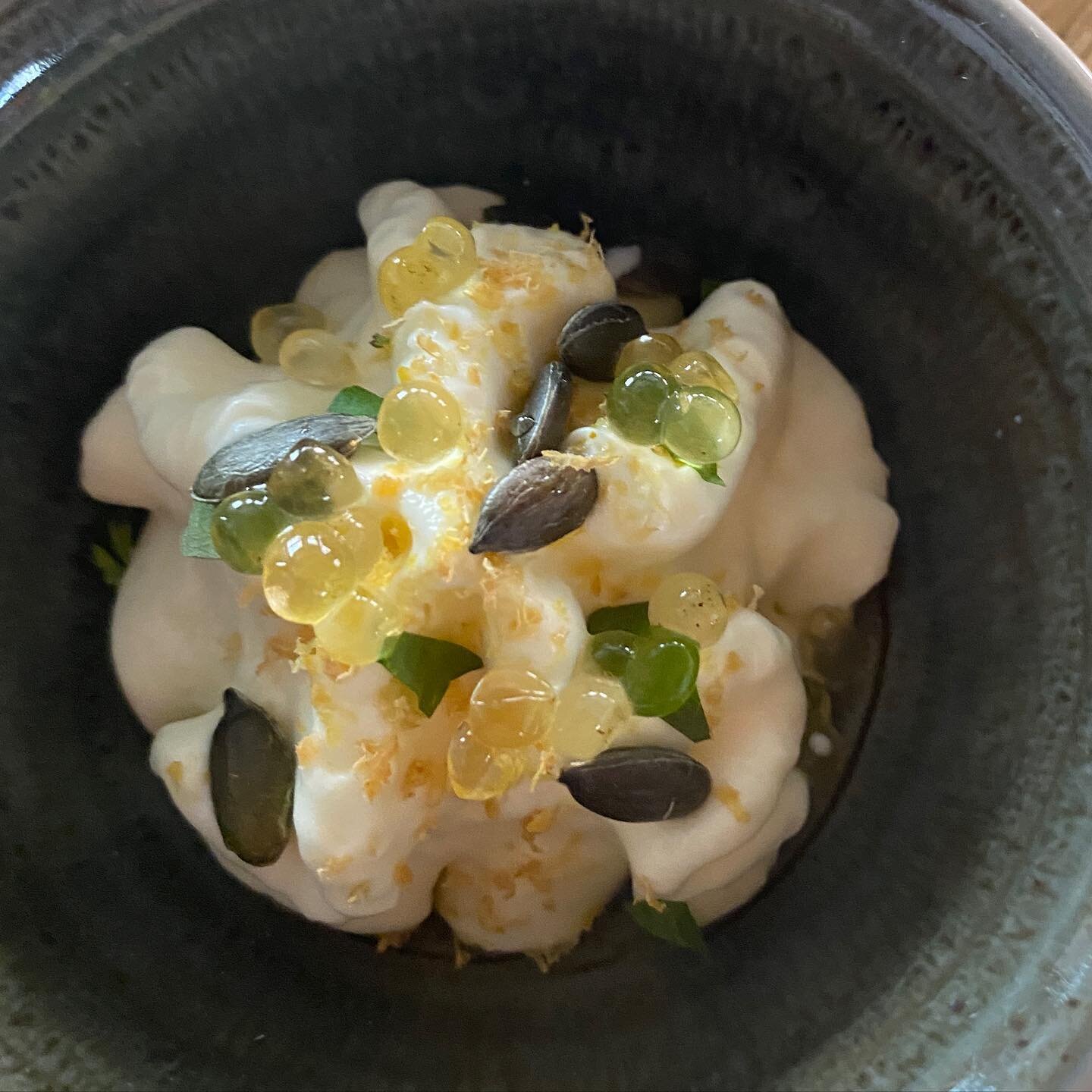 Throwback to our twist on the famous lemon refresher chew bar &hellip; definitely hit our nostalgic spot!

🍋 lemon mousse
🍋 lemon sherbet
🍋 lemon pearls
🍋 pumpkin seeds

#retrosweets #refresher #dessert #yum #restaurant #popuprestaurant