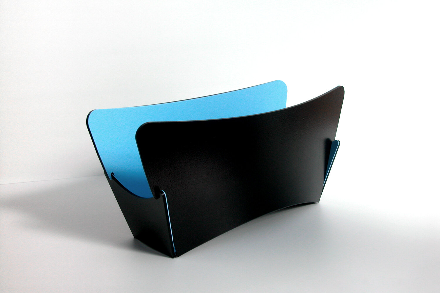 Blue-Marmalade-Crease-foldable-magazine-holder-fan-recycled-plastic-living-room-black-blue-zero-waste-recyclable.jpg