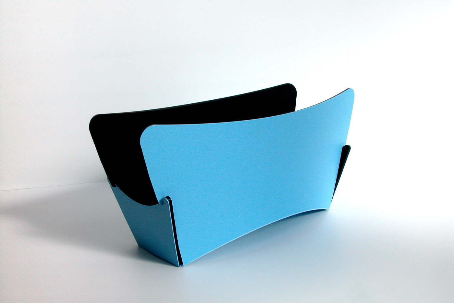 Blue-Marmalade-Crease-foldable-magazine-holder-fan-recycled-plastic-living-room-blue-black-zero-waste-recyclable.jpg