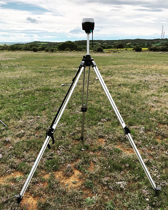 Fig. 2 Base GNSS Emlid Reach RS2 realizando registro RINEX durante el vuelo.